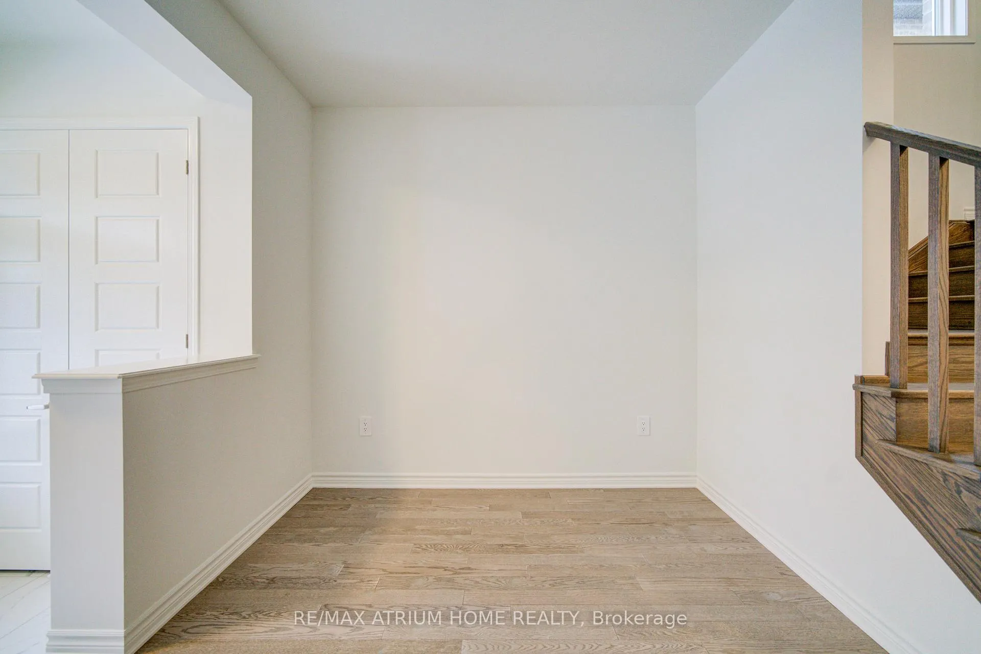 Photo 5 of 125 Leslie Richard Avenue, Markham, Rural Markham — HOMEH