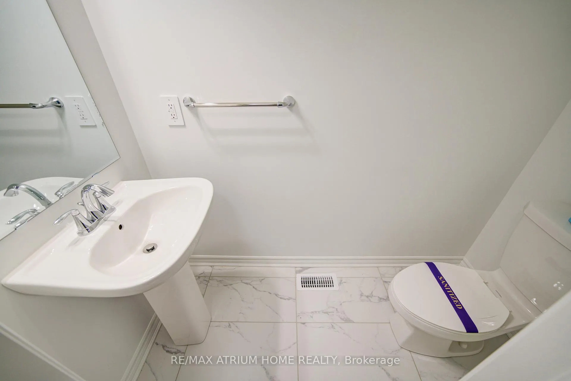 Photo 7 of 125 Leslie Richard Avenue, Markham, Rural Markham — HOMEH