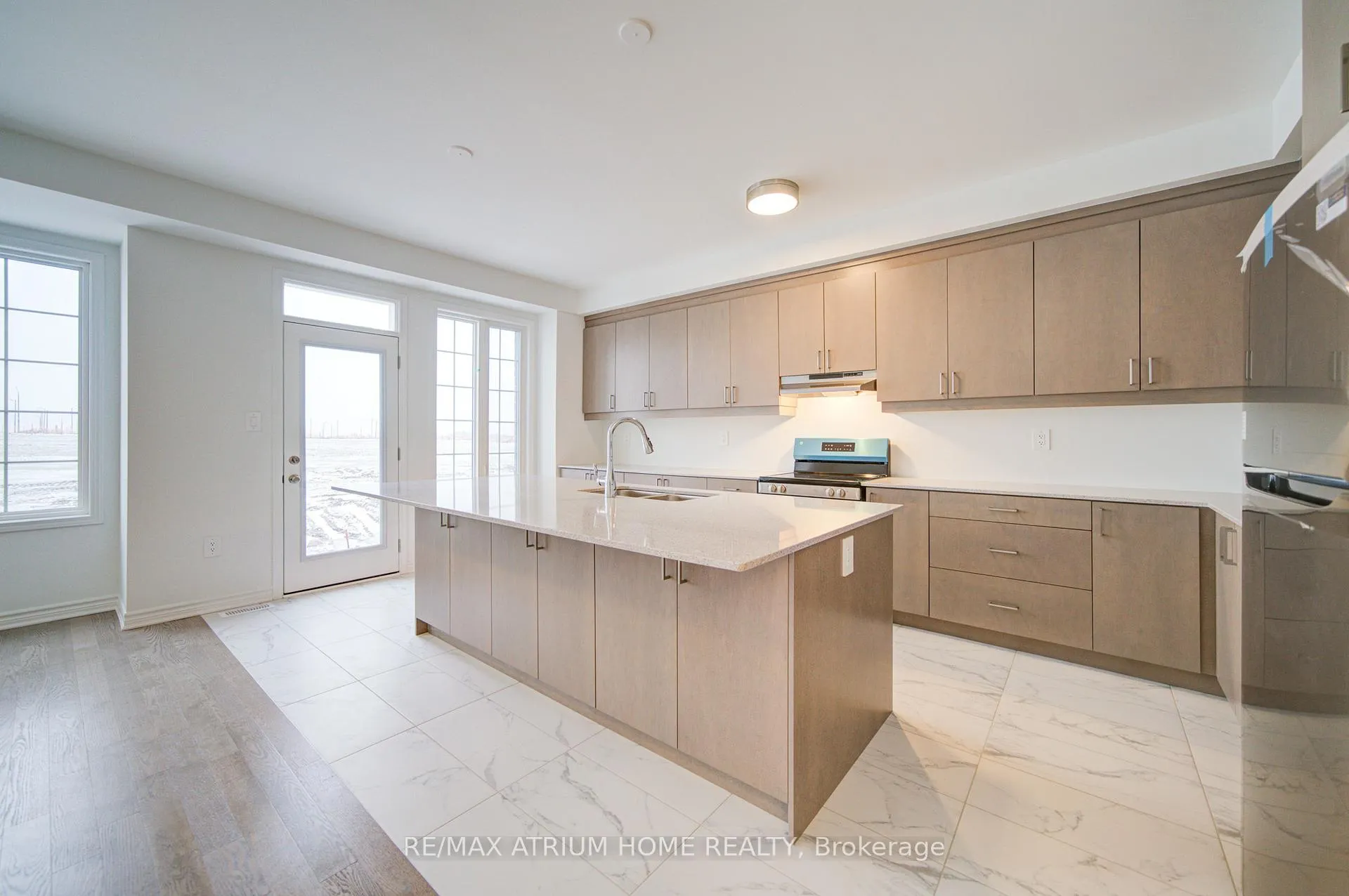 Photo 11 of 125 Leslie Richard Avenue, Markham, Rural Markham — HOMEH