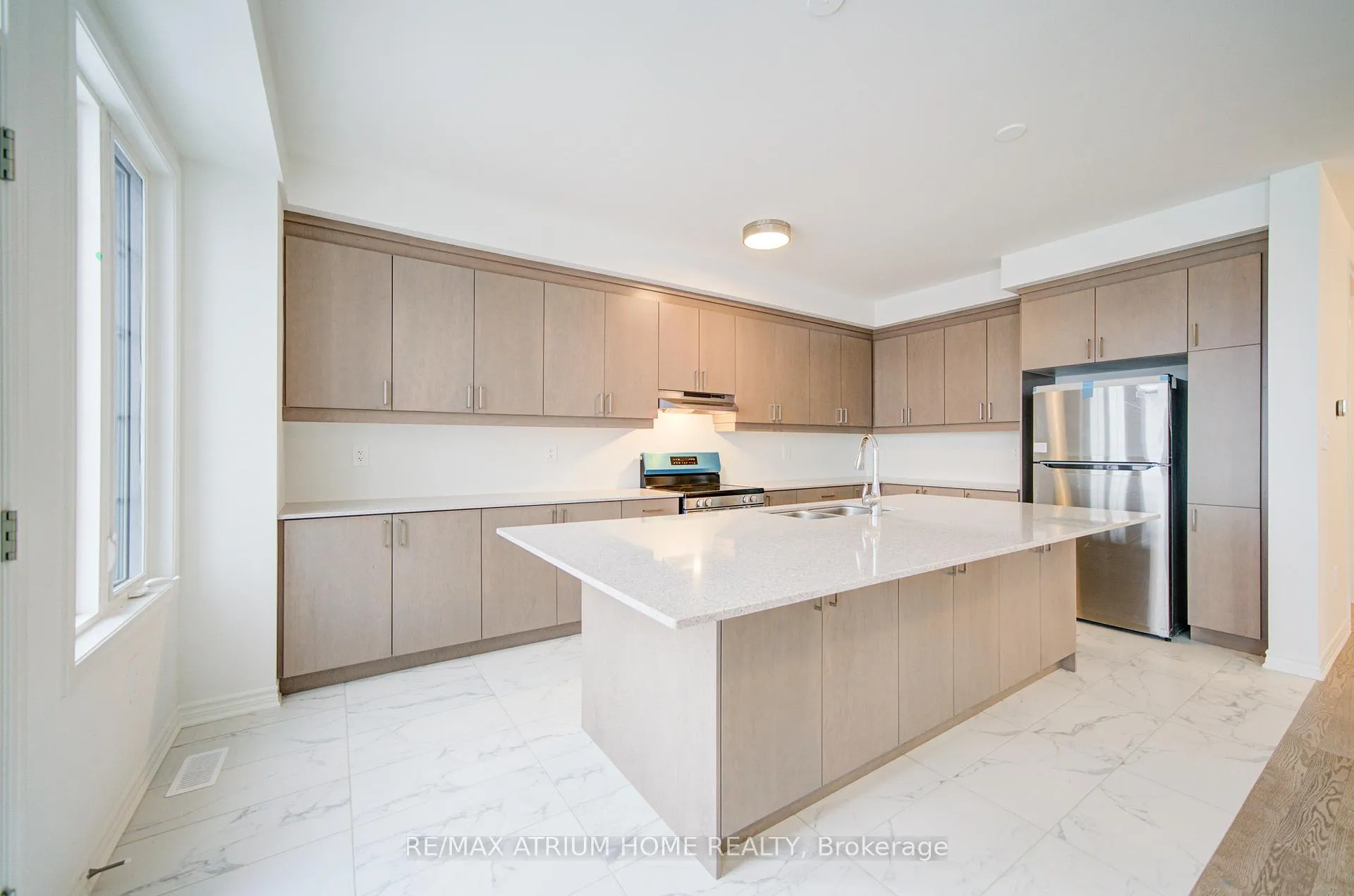 Photo 13 of 125 Leslie Richard Avenue, Markham, Rural Markham — HOMEH