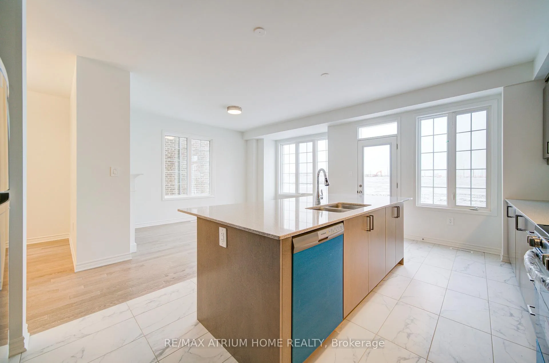 Photo 15 of 125 Leslie Richard Avenue, Markham, Rural Markham — HOMEH
