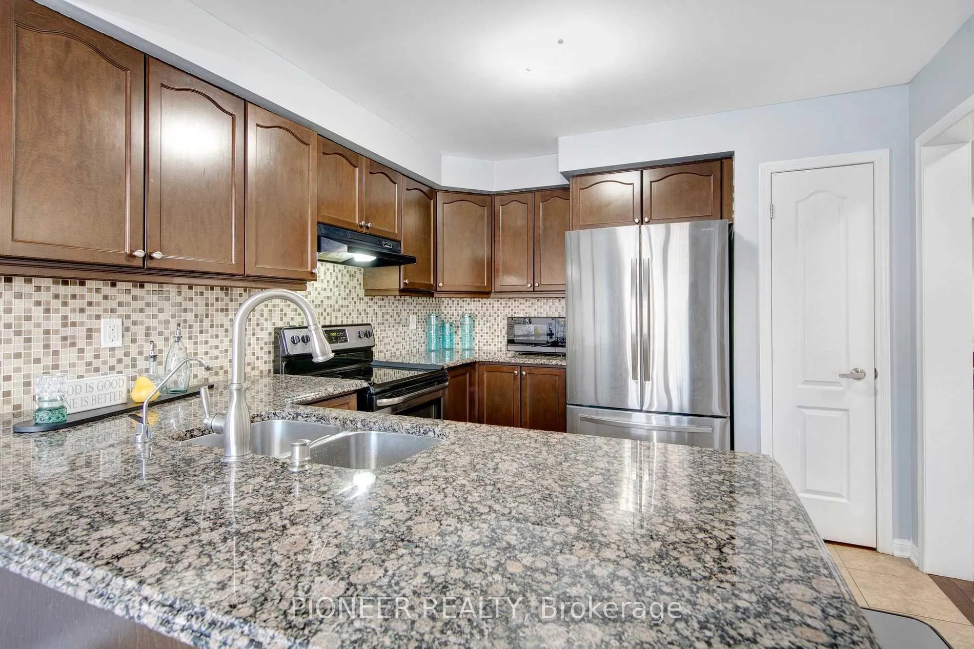 Photo 8 of 15 Colonel Frank Ching Crescent, Brampton, Fletcher's West — HOMEH