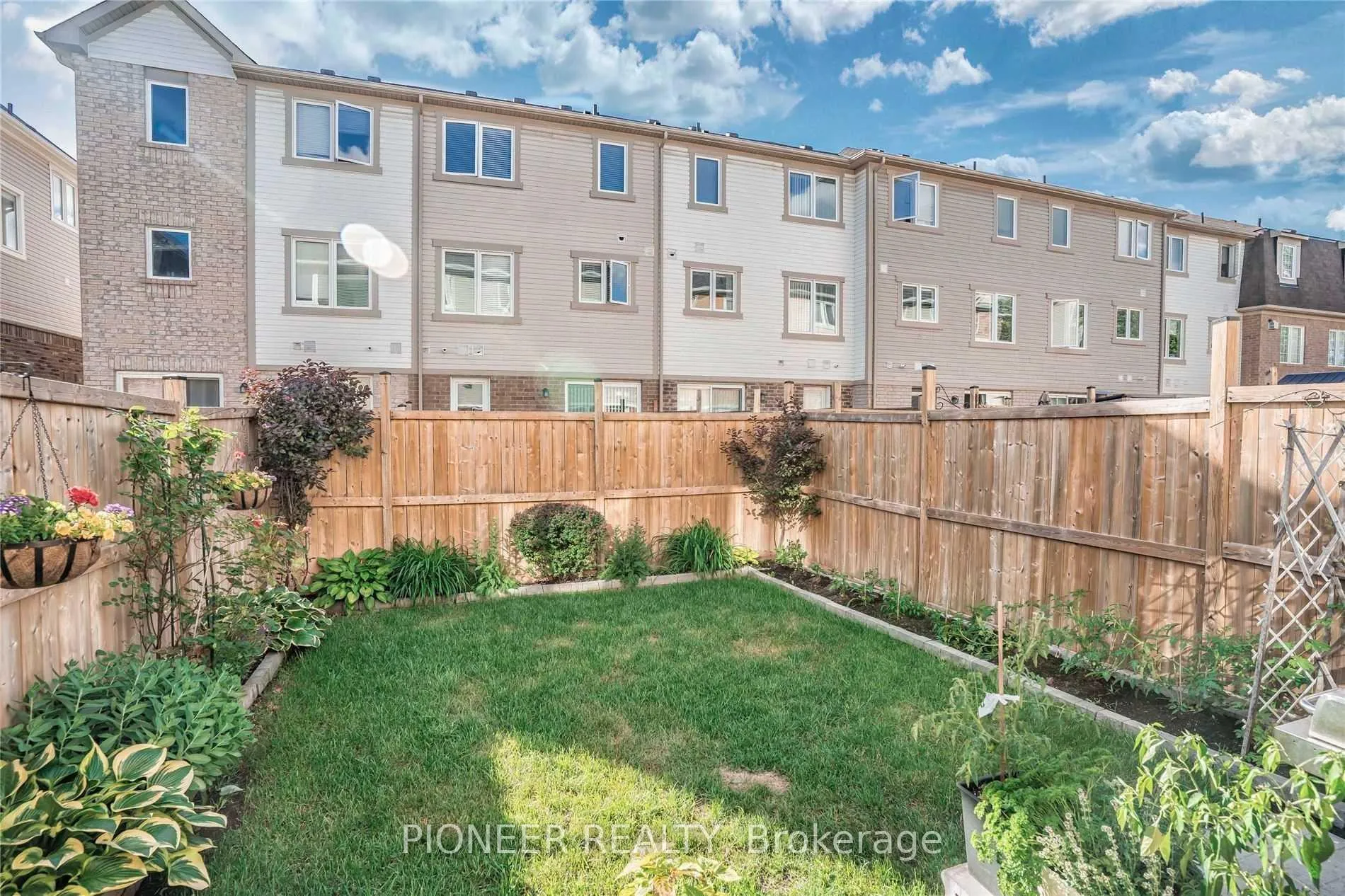 Photo 27 of 15 Colonel Frank Ching Crescent, Brampton, Fletcher's West — HOMEH