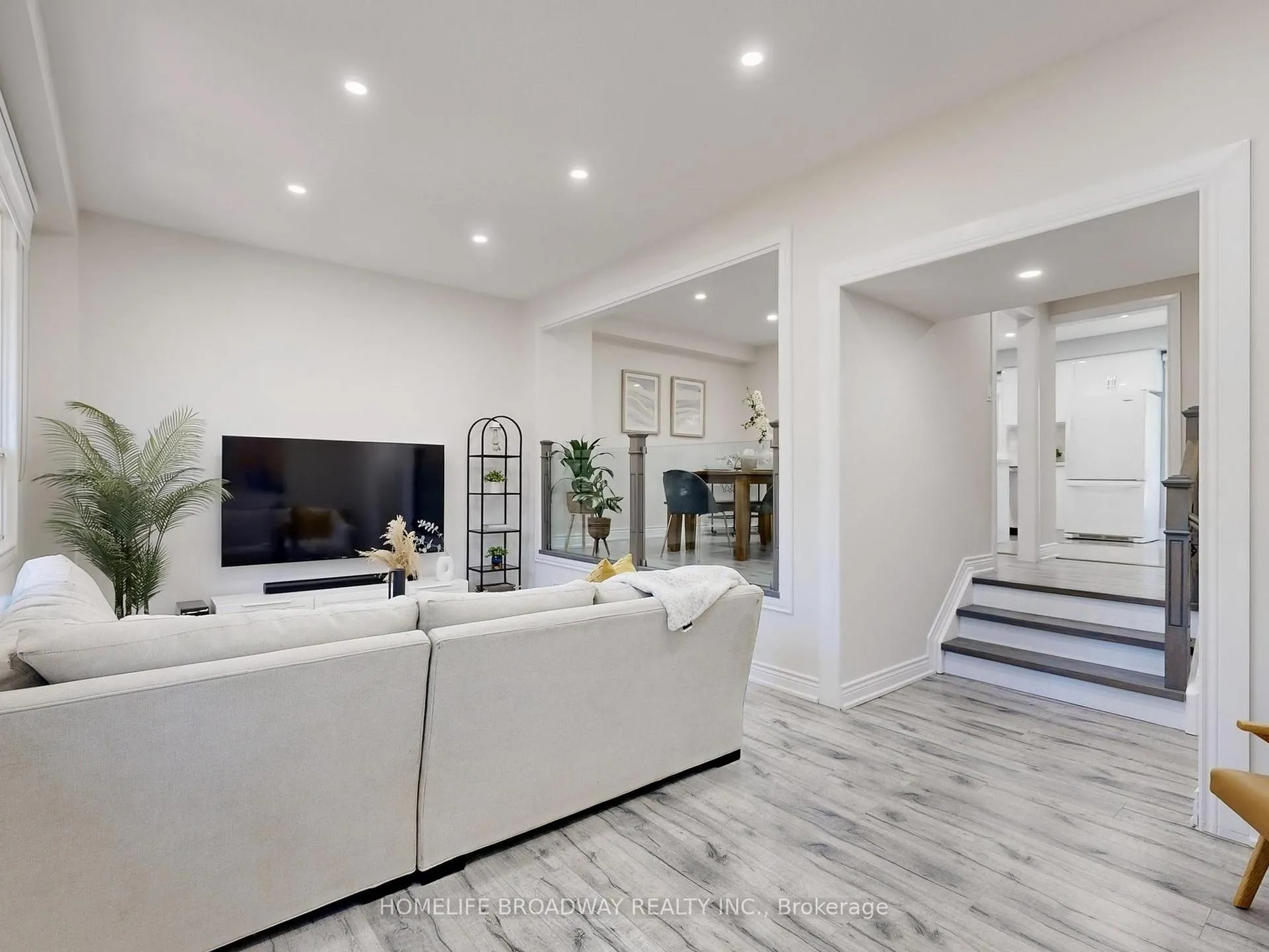 Photo 5 of 109 Poplar Crescent, Aurora, Aurora Highlands — HOMEH