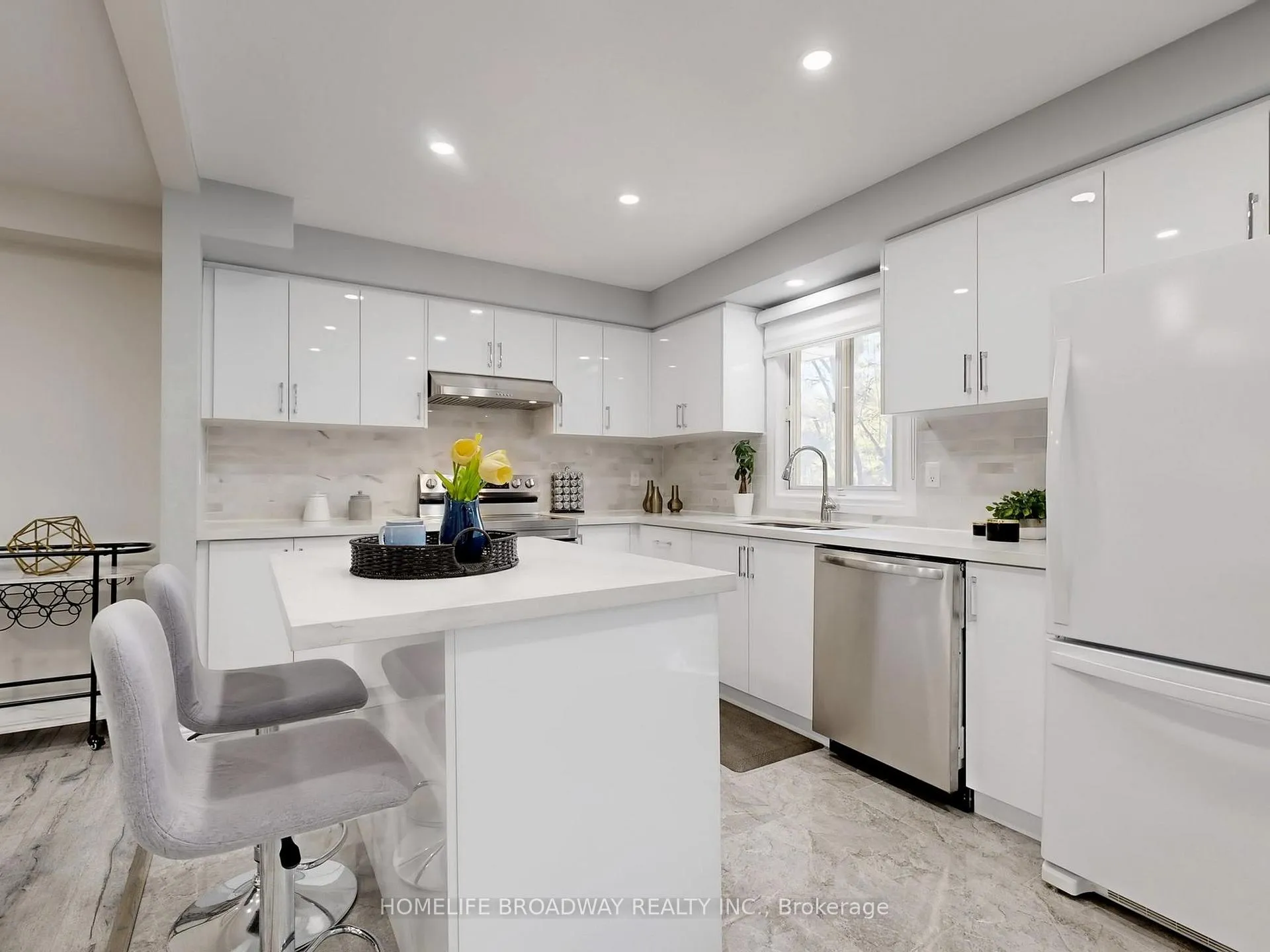 Photo 9 of 109 Poplar Crescent, Aurora, Aurora Highlands — HOMEH