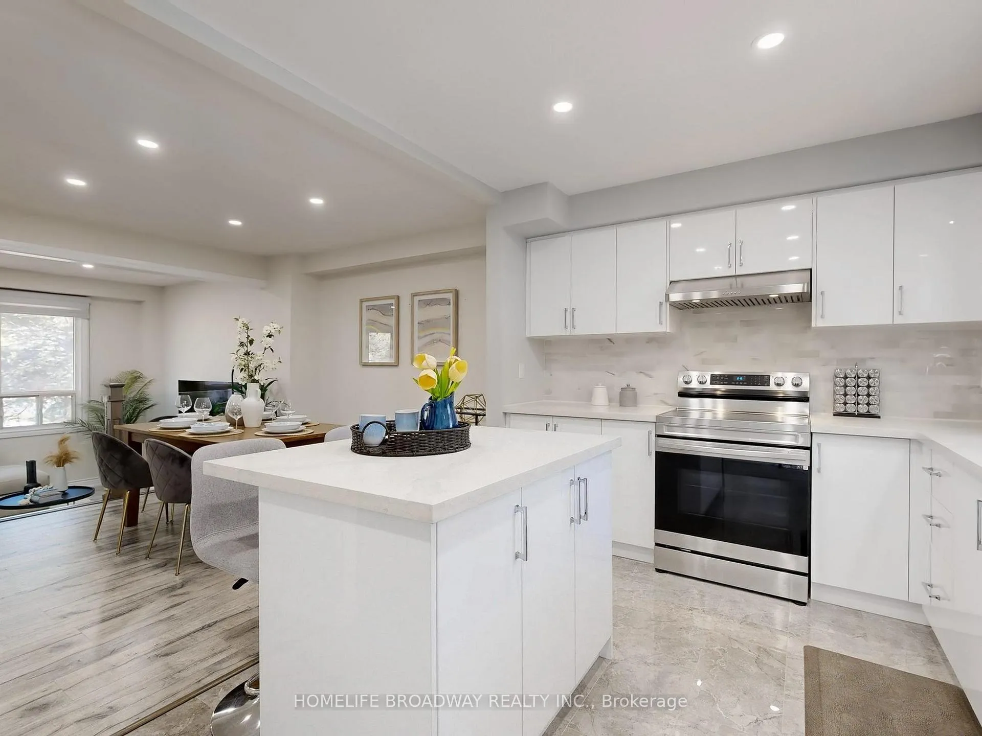 Photo 10 of 109 Poplar Crescent, Aurora, Aurora Highlands — HOMEH