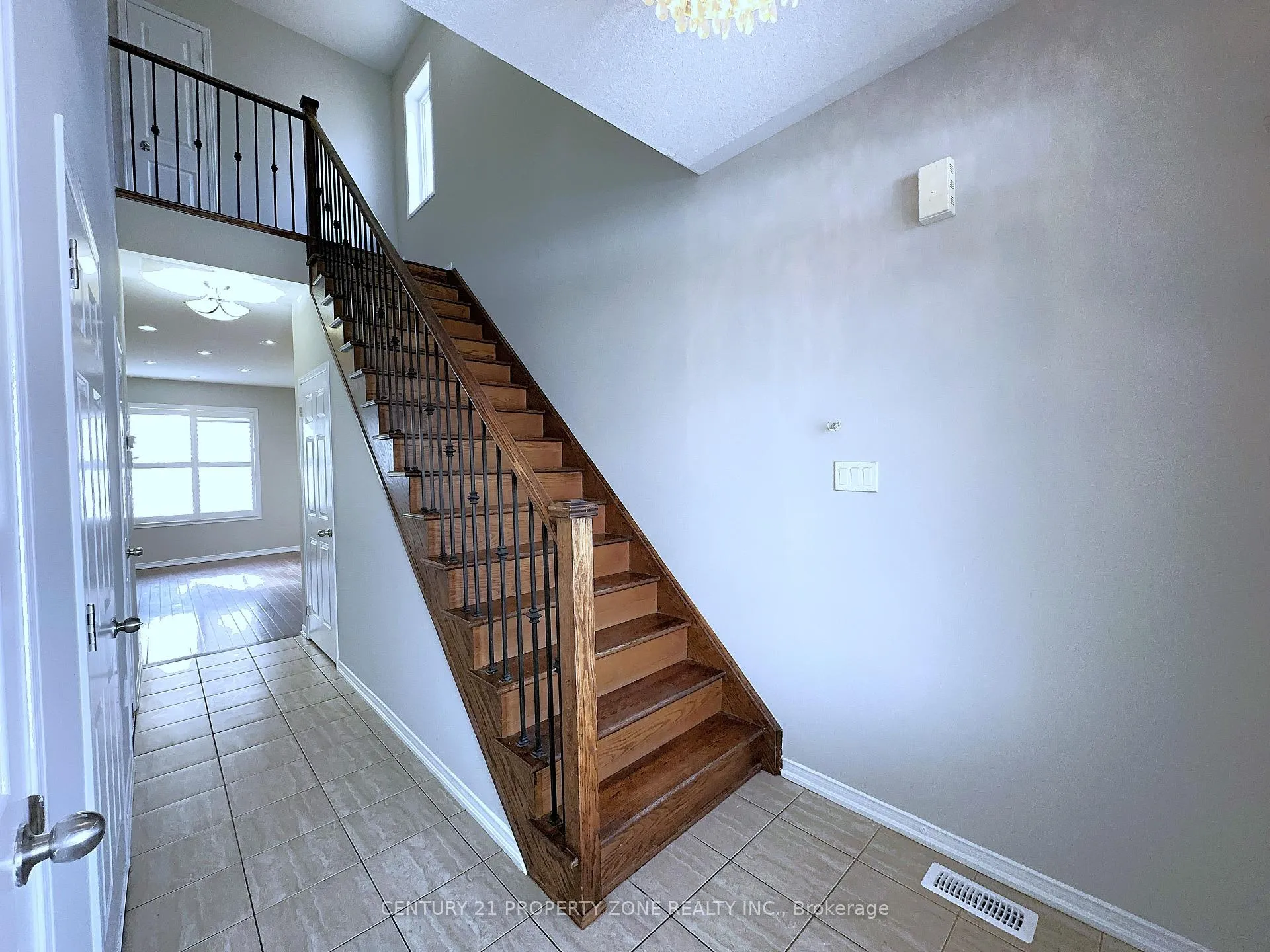 Photo 4 of 8 Loftsmoor Drive, Brampton, Sandringham-Wellington — HOMEH