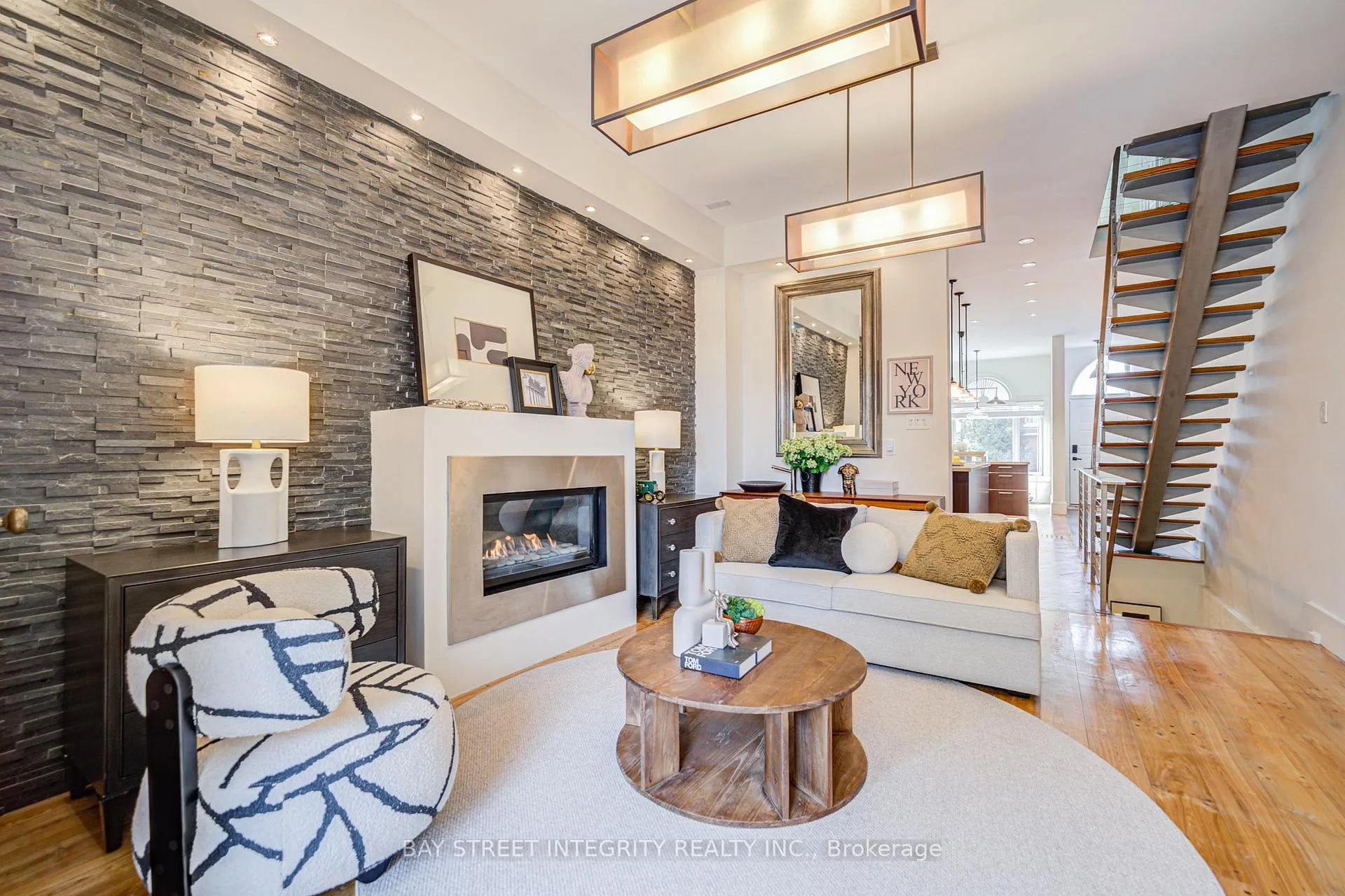 Photo 3 of 17 Frankdale Avenue, Toronto, Danforth Village-East York — HOMEH