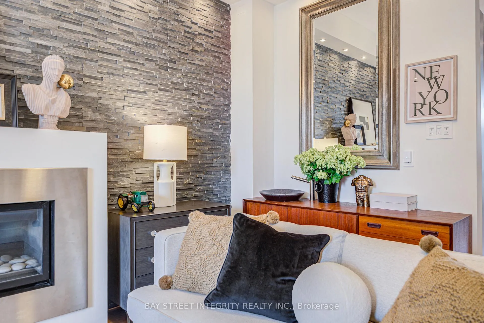 Photo 5 of 17 Frankdale Avenue, Toronto, Danforth Village-East York — HOMEH