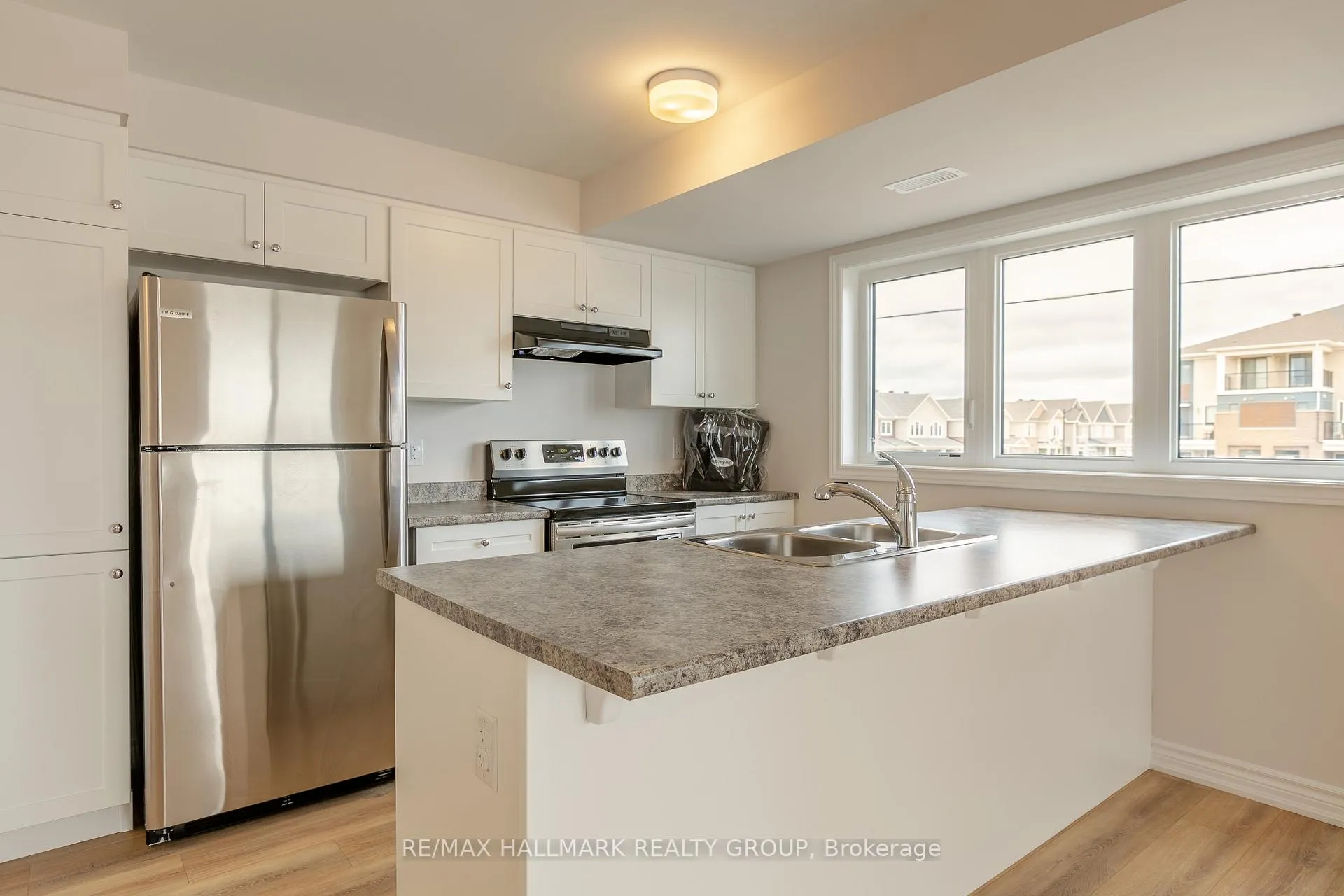 Photo 5 of 292 Zenith Private, Ottawa, Barrhaven - Half Moon Bay — HOMEH