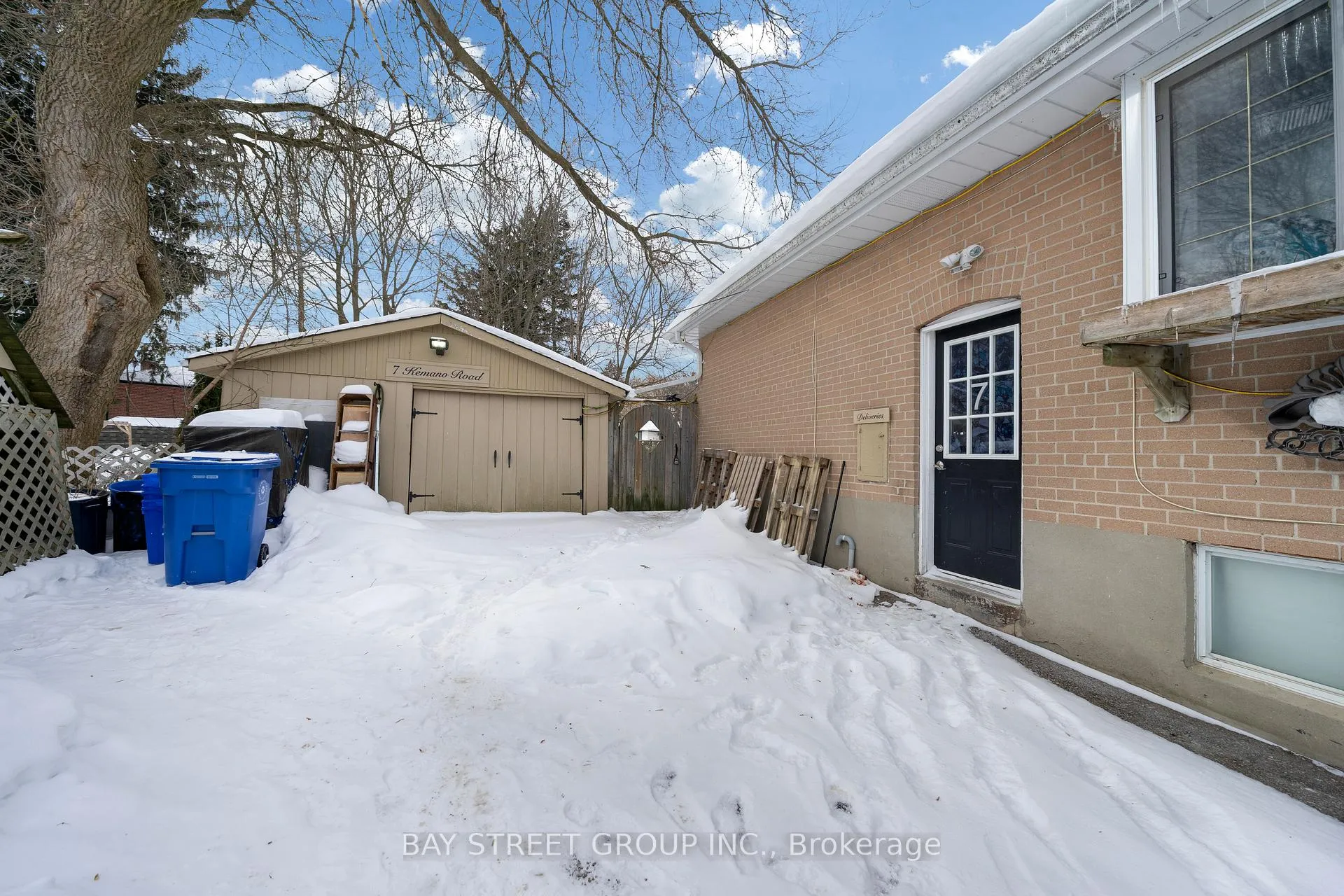Photo 2 of 7 Kemano Road, Aurora, Aurora Heights — HOMEH