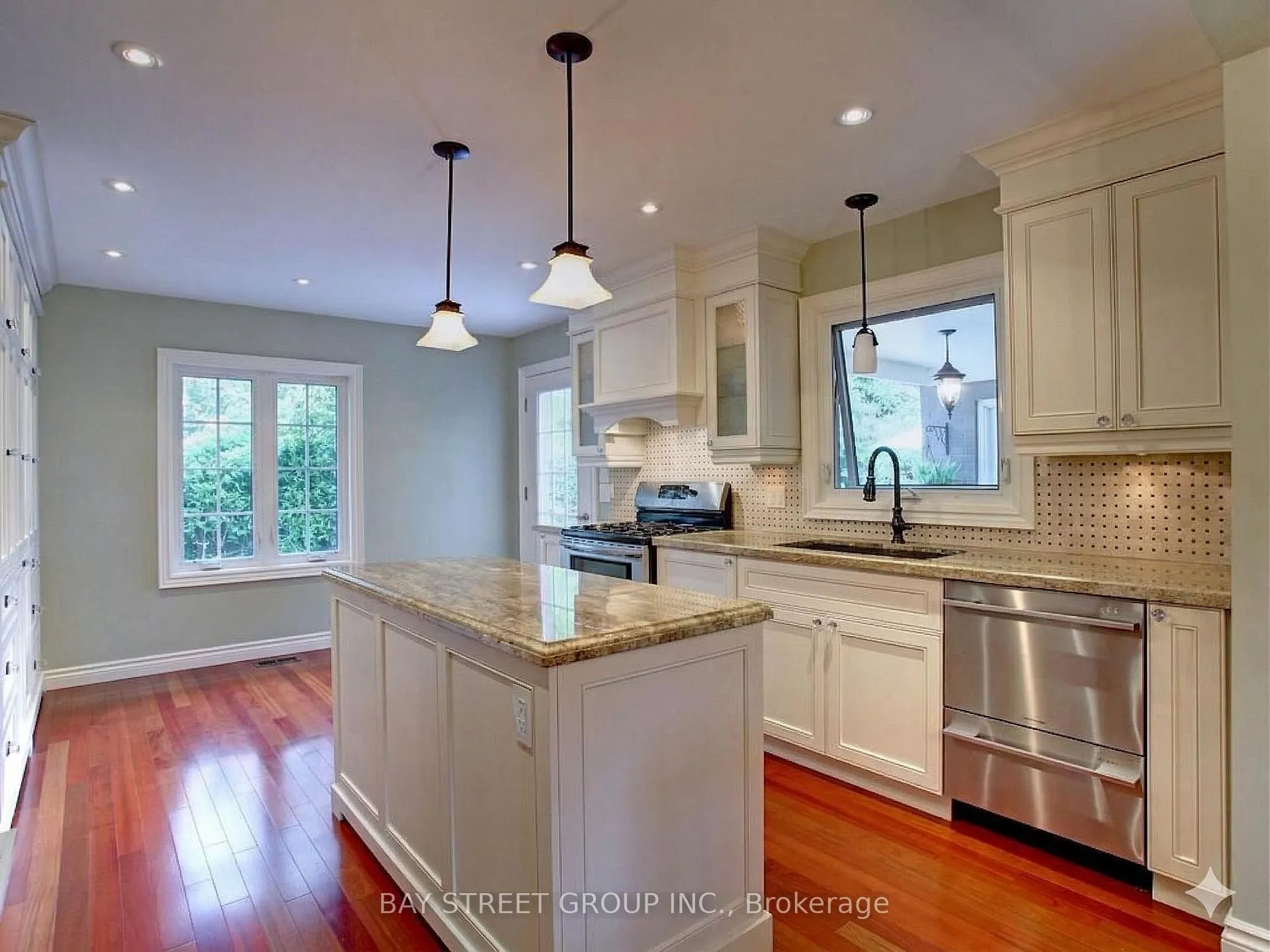 Photo 4 of 2374 Bennington Gate, Oakville, Ford — HOMEH
