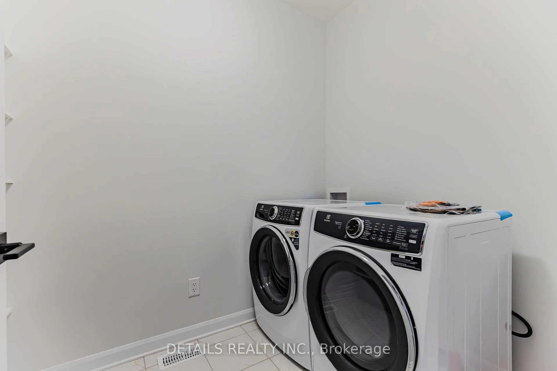Photo 37 of 583 Anchor Circle, Ottawa, Mahogany Community — HOMEH