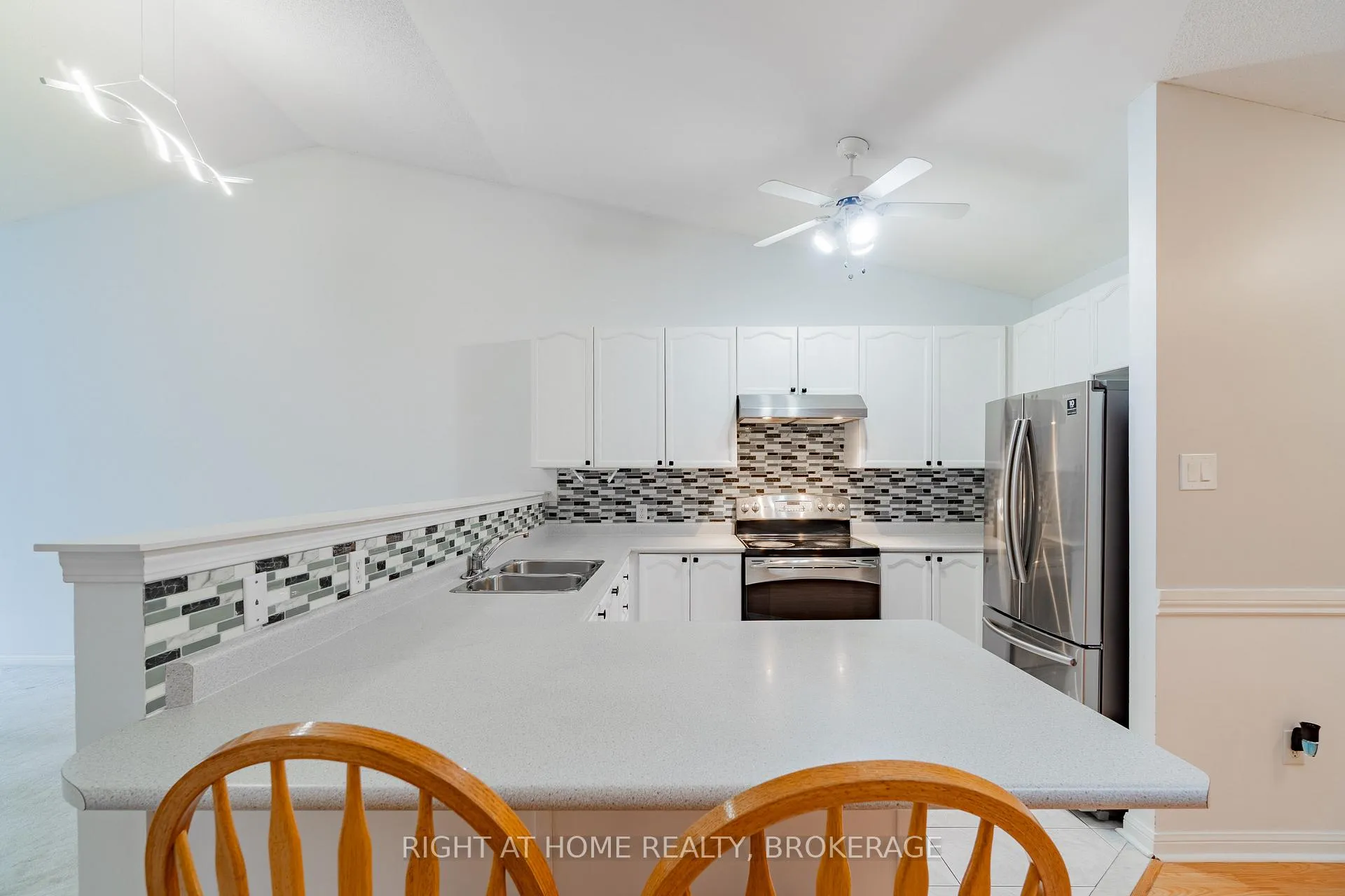 Photo 8 of 33 Atwood Avenue, Halton Hills, Georgetown — HOMEH
