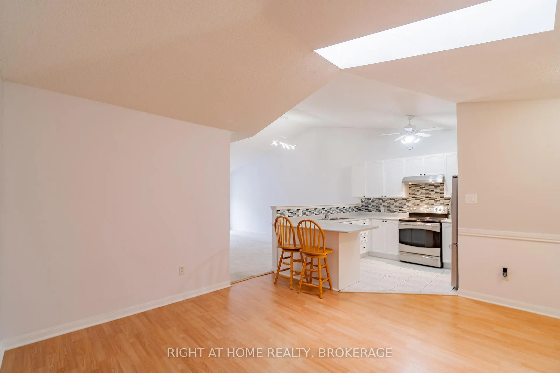 Photo 9 of 33 Atwood Avenue, Halton Hills, Georgetown — HOMEH