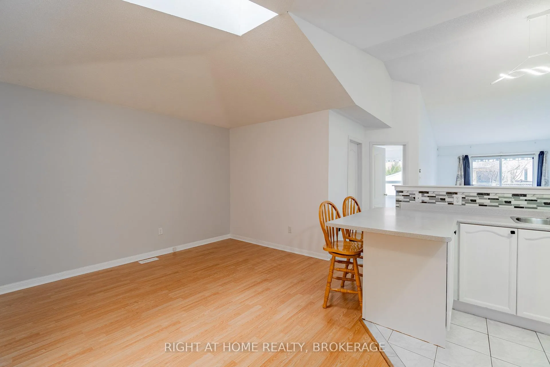 Photo 10 of 33 Atwood Avenue, Halton Hills, Georgetown — HOMEH