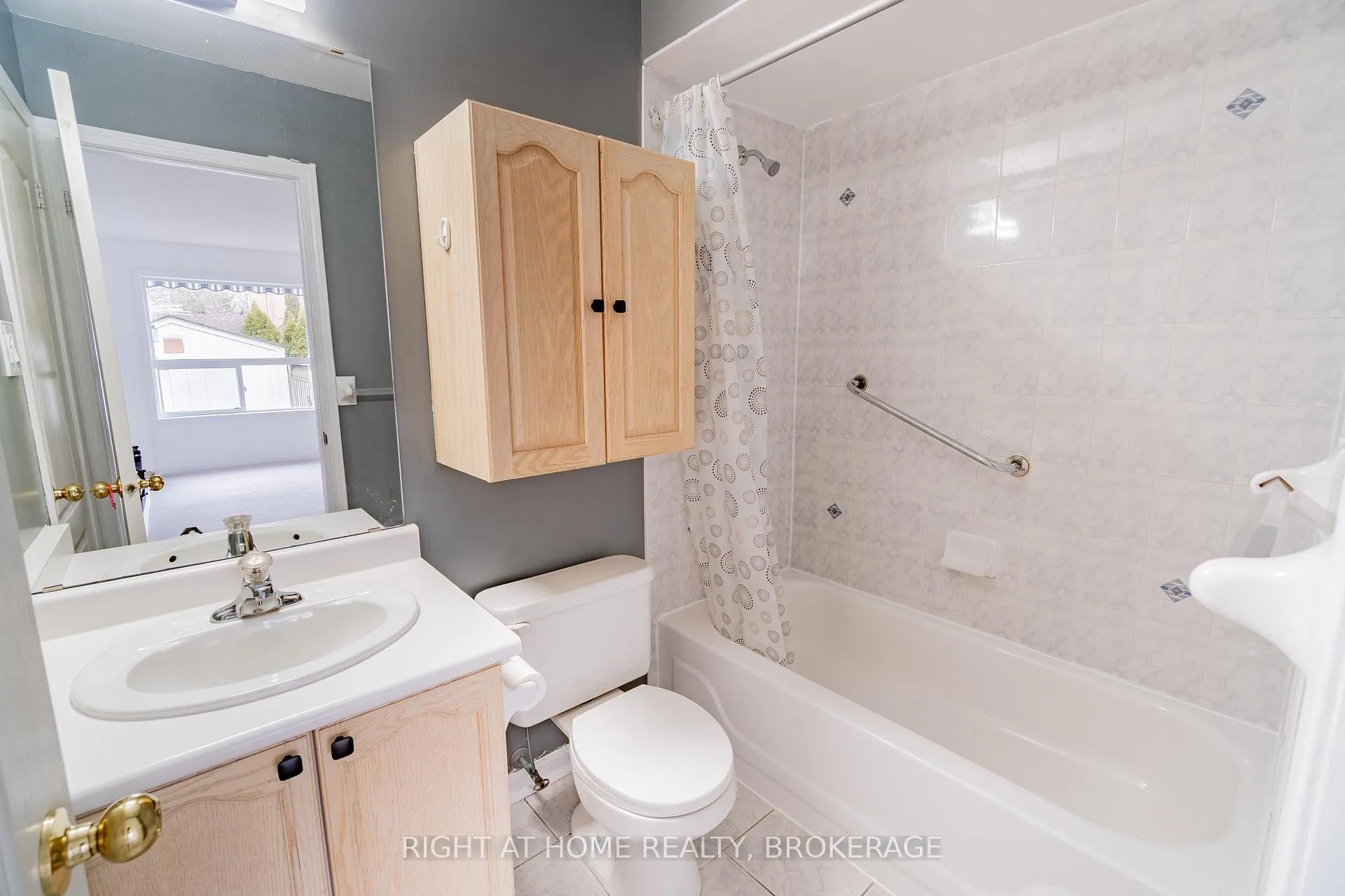 Photo 15 of 33 Atwood Avenue, Halton Hills, Georgetown — HOMEH