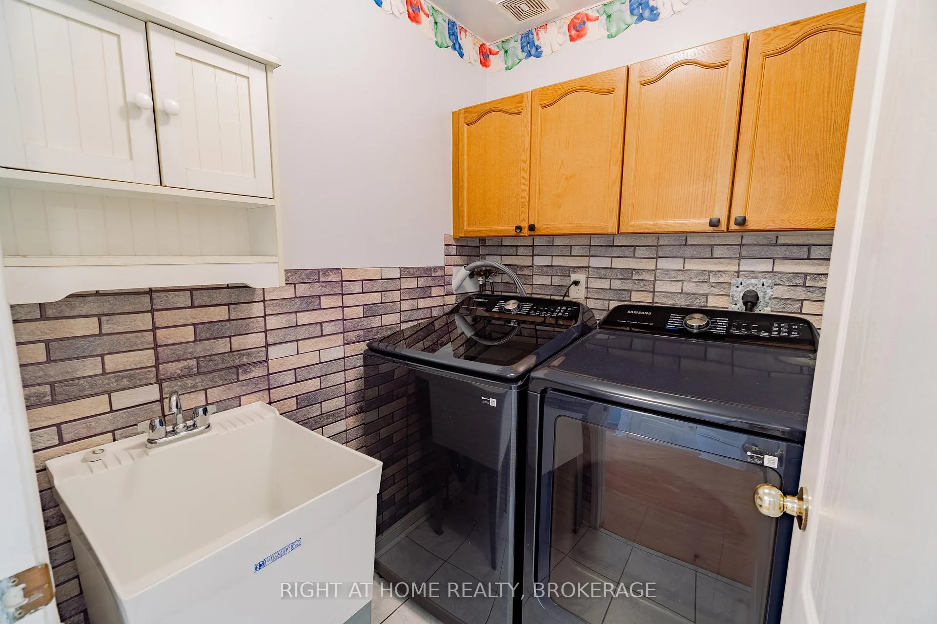 Photo 19 of 33 Atwood Avenue, Halton Hills, Georgetown — HOMEH