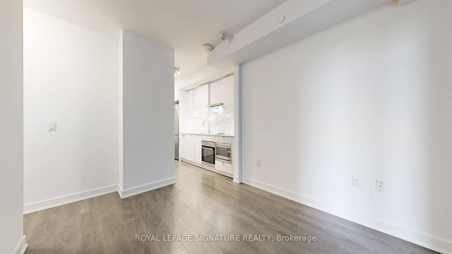 Photo 6 of Unit 2016, 195 Redpath Avenue, Toronto, Mount Pleasant East — HOMEH