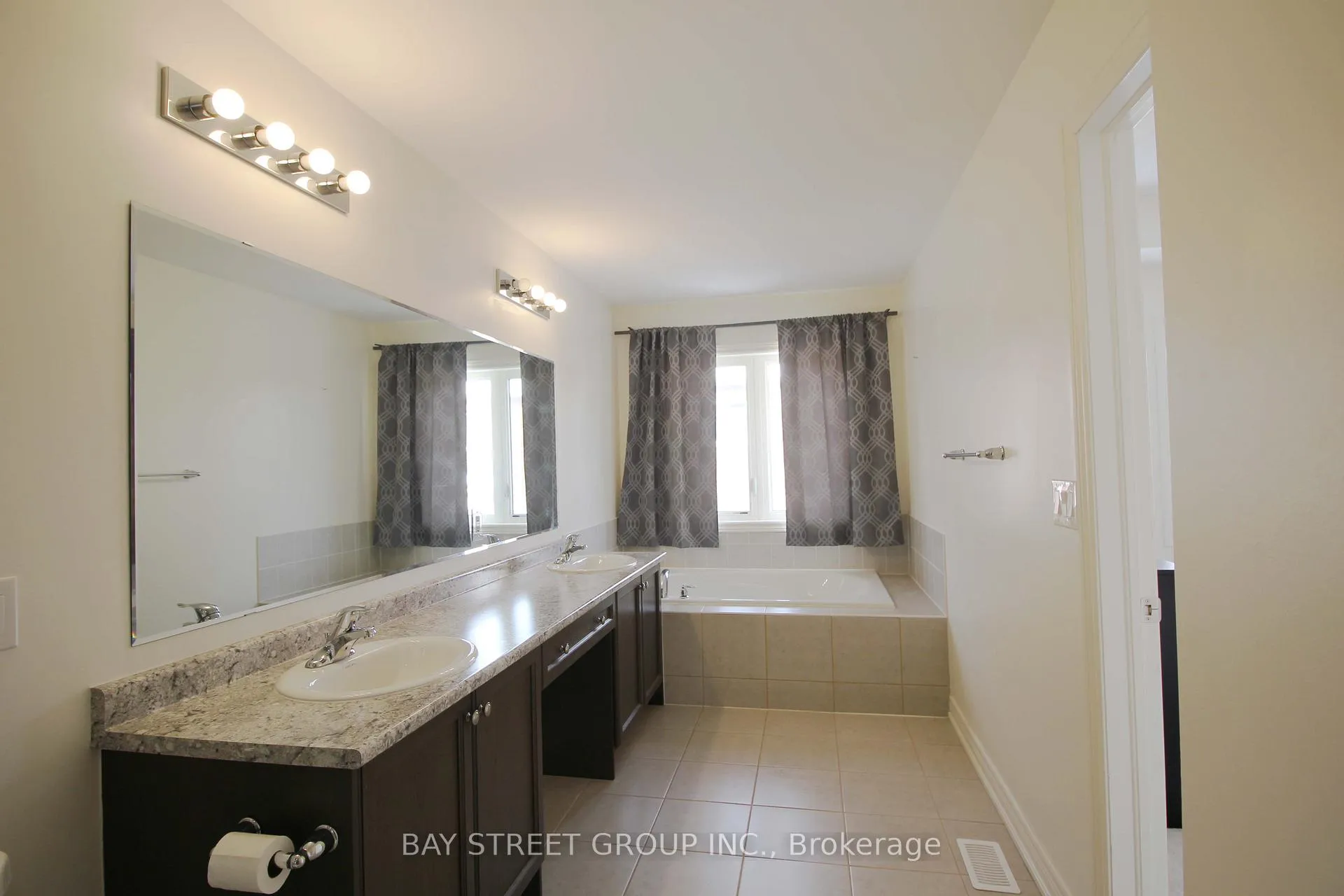 Photo 10 of 3903 Tufgar Crescent, Burlington, Alton — HOMEH