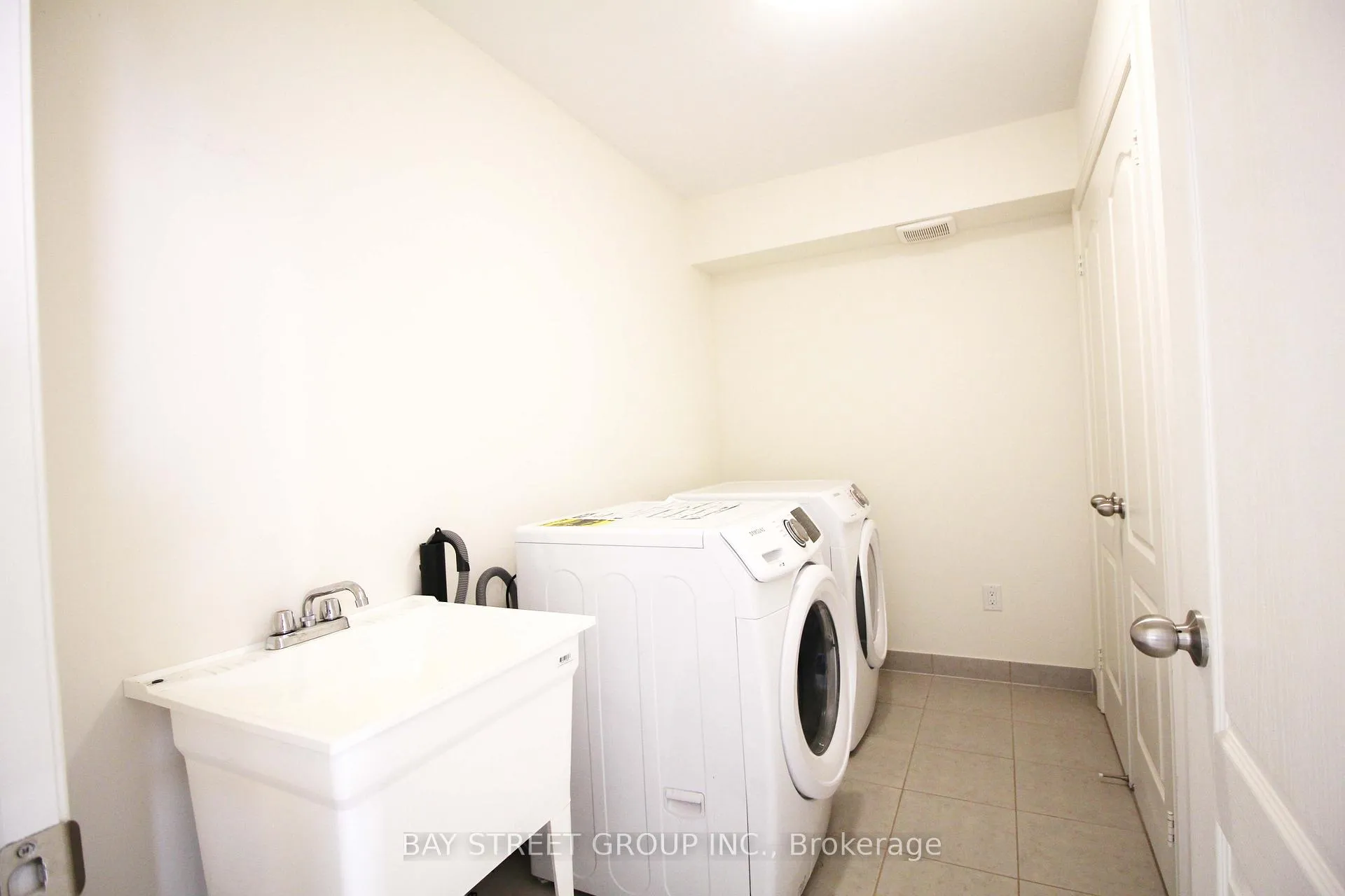 Photo 11 of 3903 Tufgar Crescent, Burlington, Alton — HOMEH