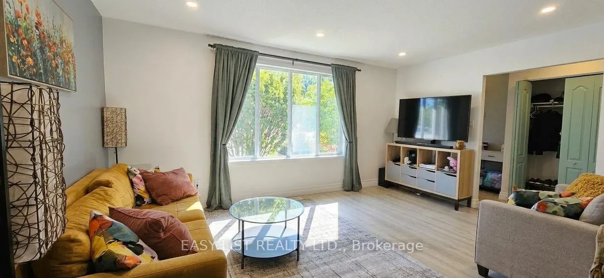 Photo 4 of 1320 Odessa Crescent, Oakville, College Park — HOMEH
