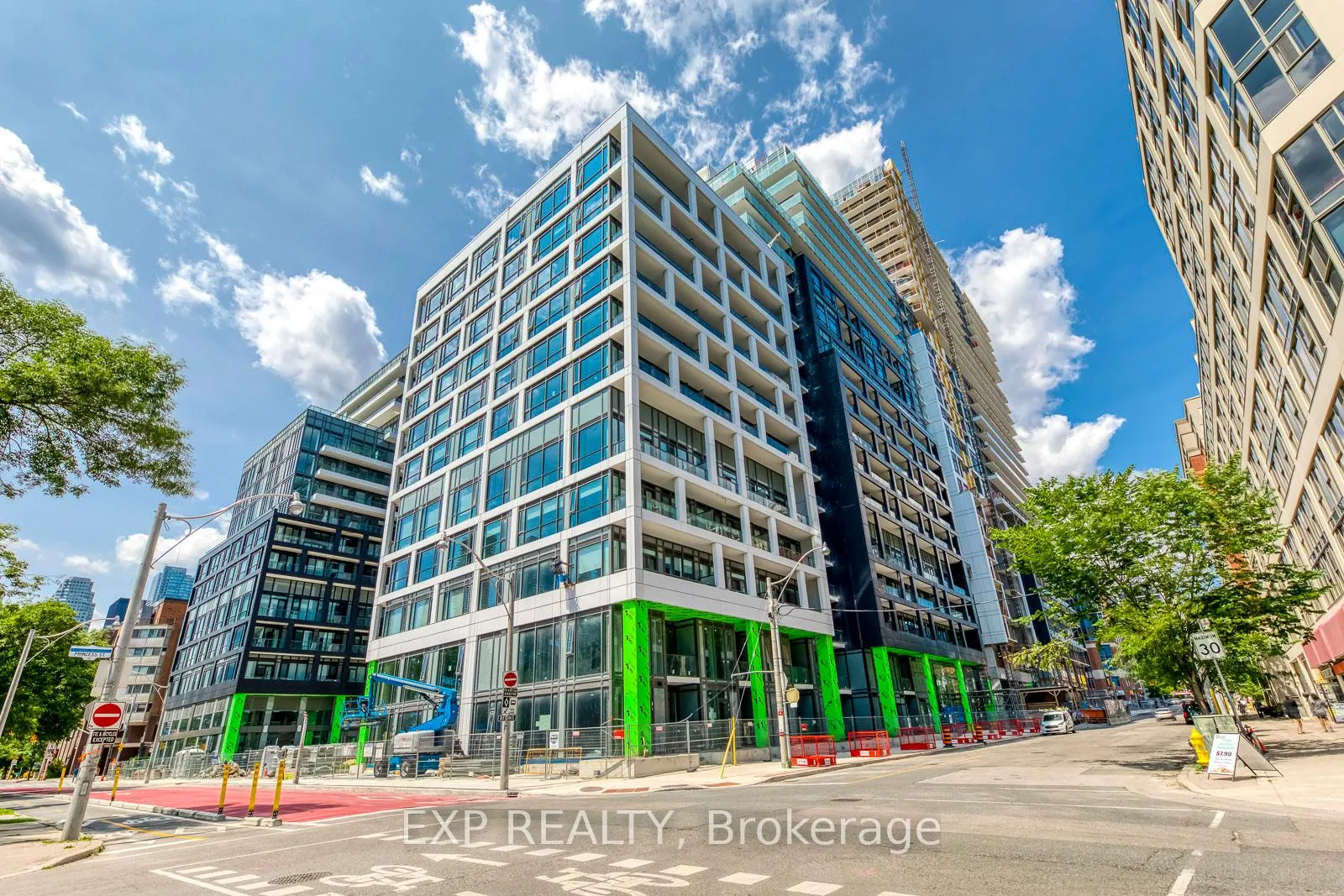 Front of Unit 824 SE, 60 Princess Street SE
