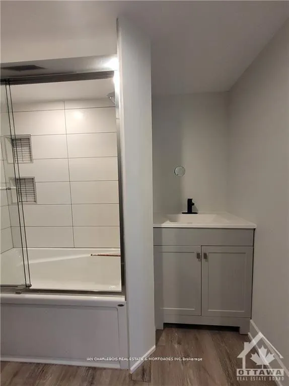 Photo 10 of Unit B, 814 Smyth Road, Ottawa, Elmvale Acres — HOMEH