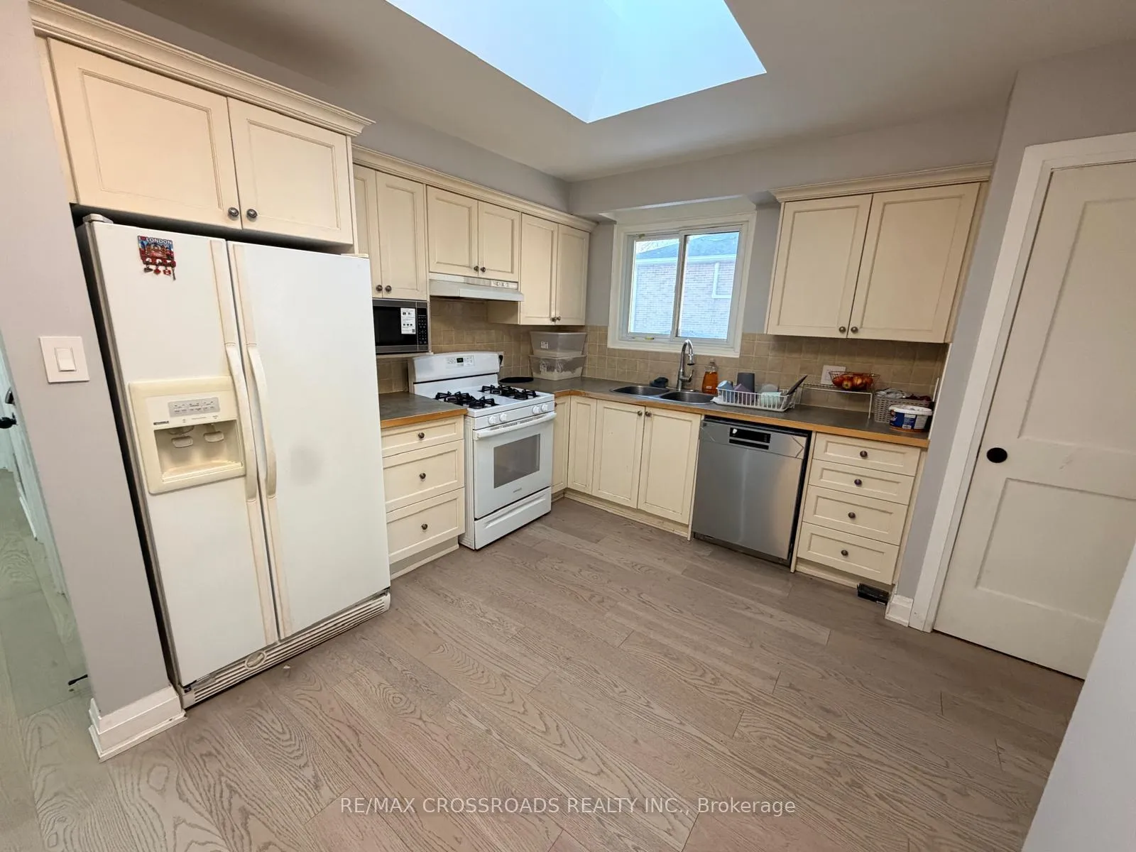 Photo 4 of 804 Fairview Avenue, Pickering, Bay Ridges — HOMEH