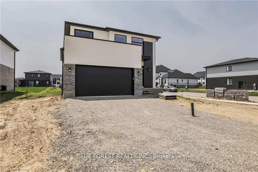 Photo 2 of 29 Poole Crescent, Middlesex Centre, Komoka — HOMEH