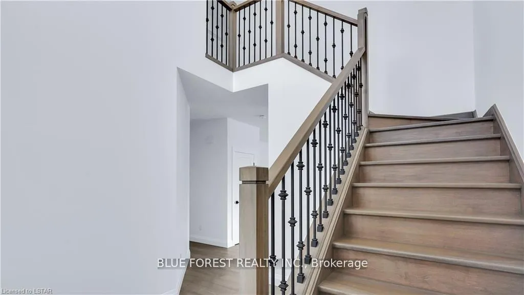 Photo 7 of 29 Poole Crescent, Middlesex Centre, Komoka — HOMEH