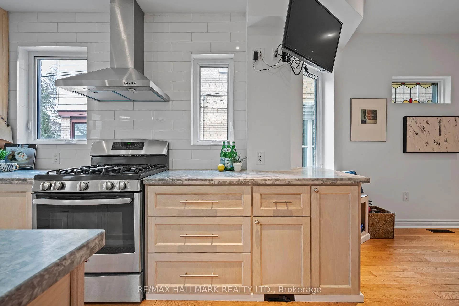 Photo 13 of 17 Mountnoel Avenue, Toronto, Greenwood-Coxwell — HOMEH