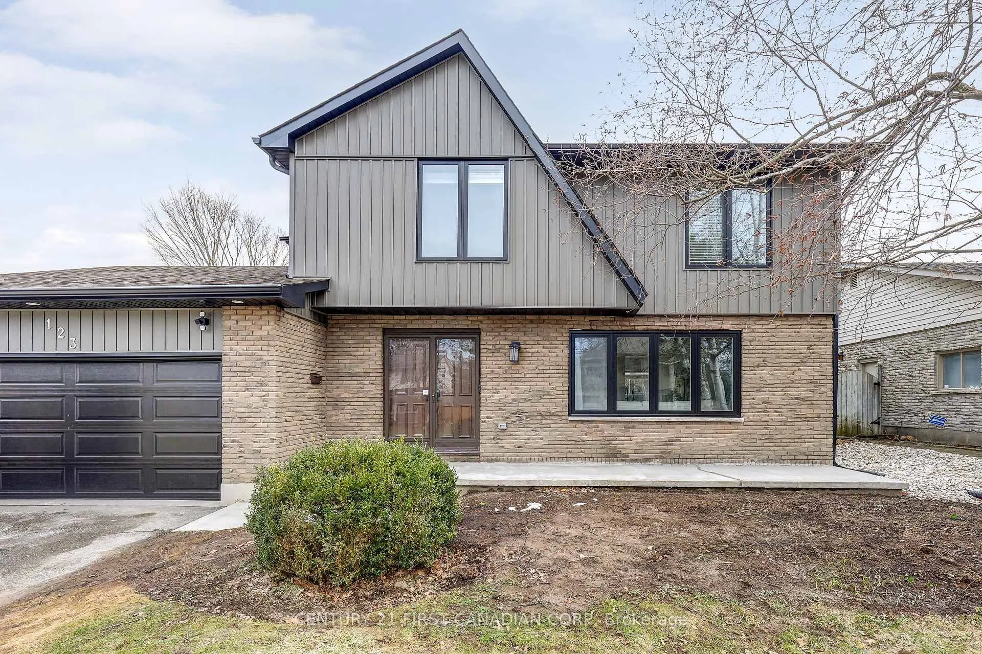 Front of 123 Hillsmount Crescent