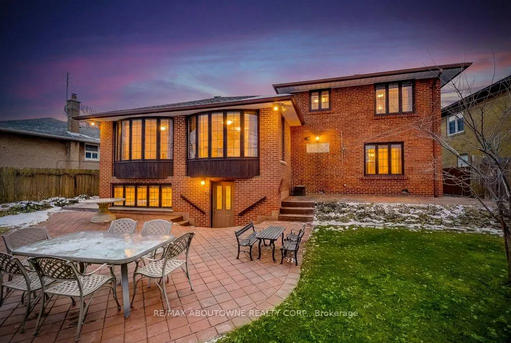 Photo 2 of 17 Duffield Road, Etobicoke, Willowridge-Martingrove-Richview — HOMEH