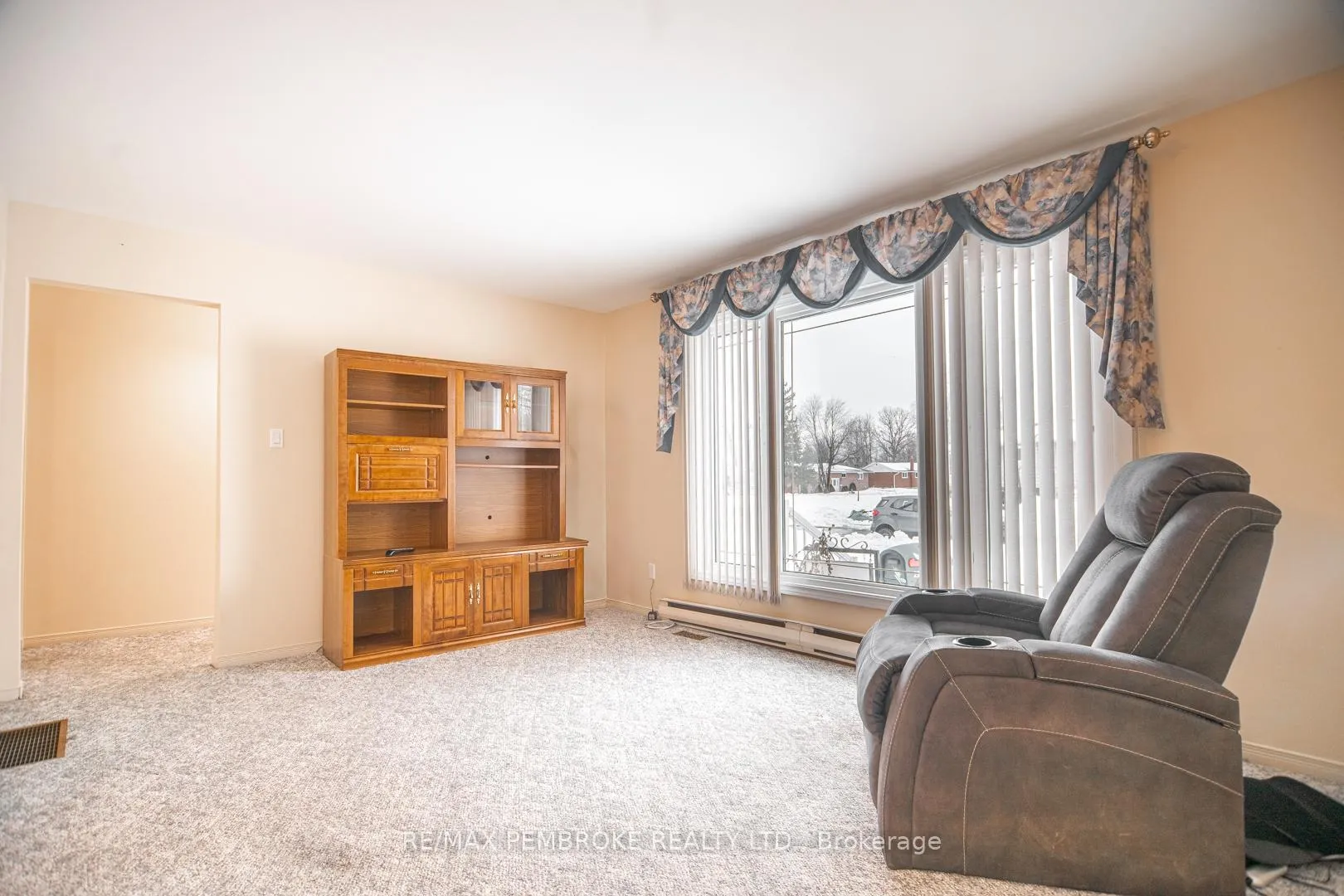 Photo 6 of 29 Lisa Crescent, Petawawa — HOMEH
