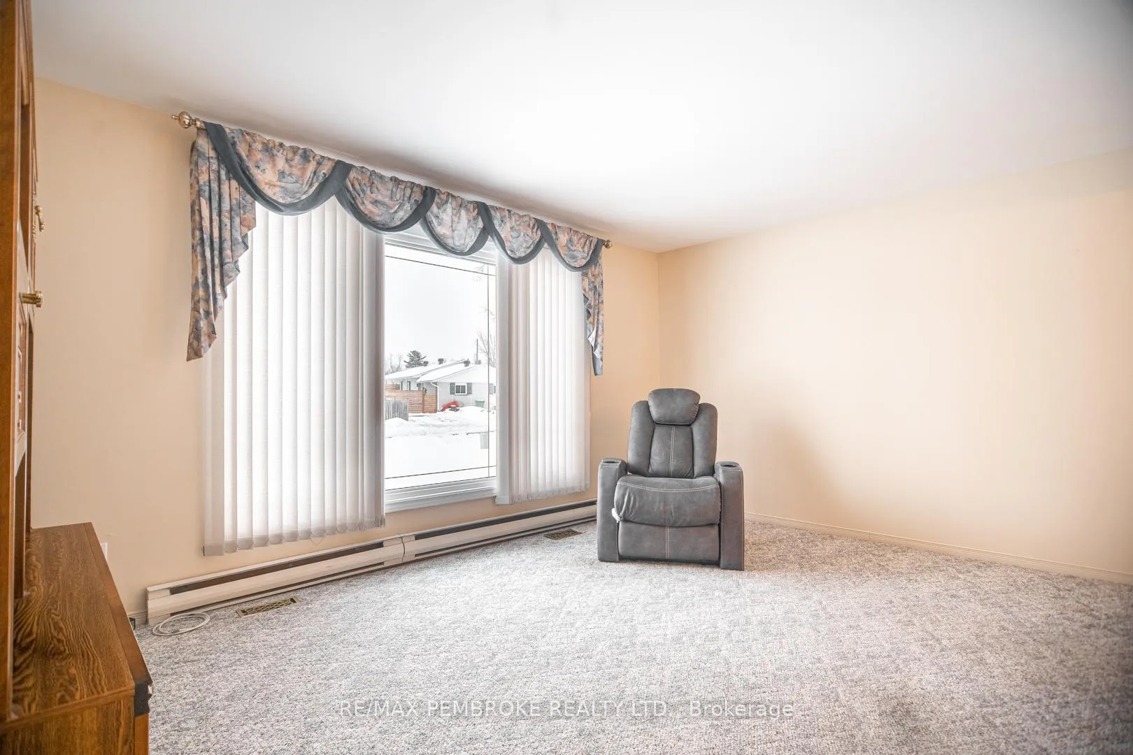 Photo 9 of 29 Lisa Crescent, Petawawa — HOMEH