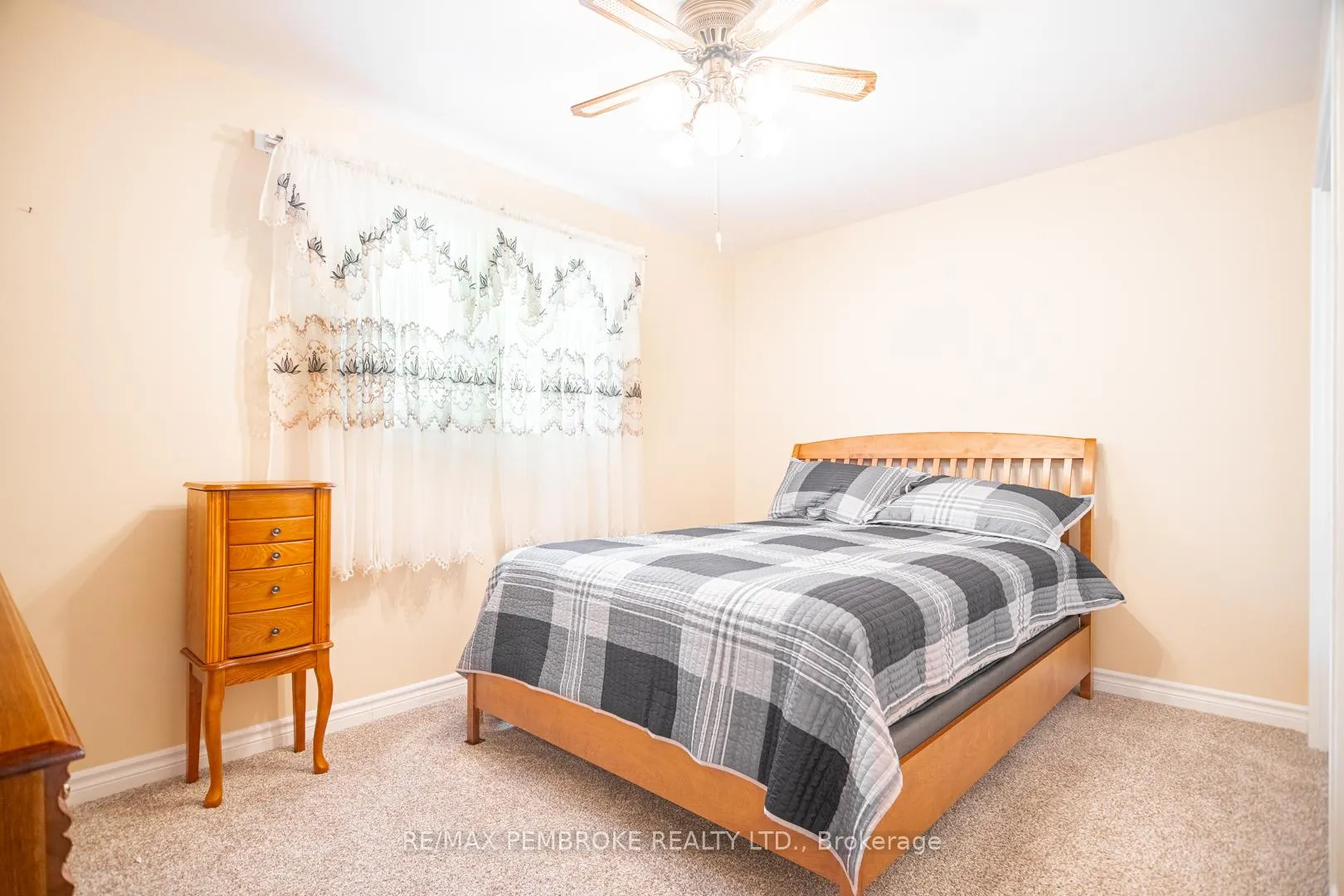 Photo 12 of 29 Lisa Crescent, Petawawa — HOMEH