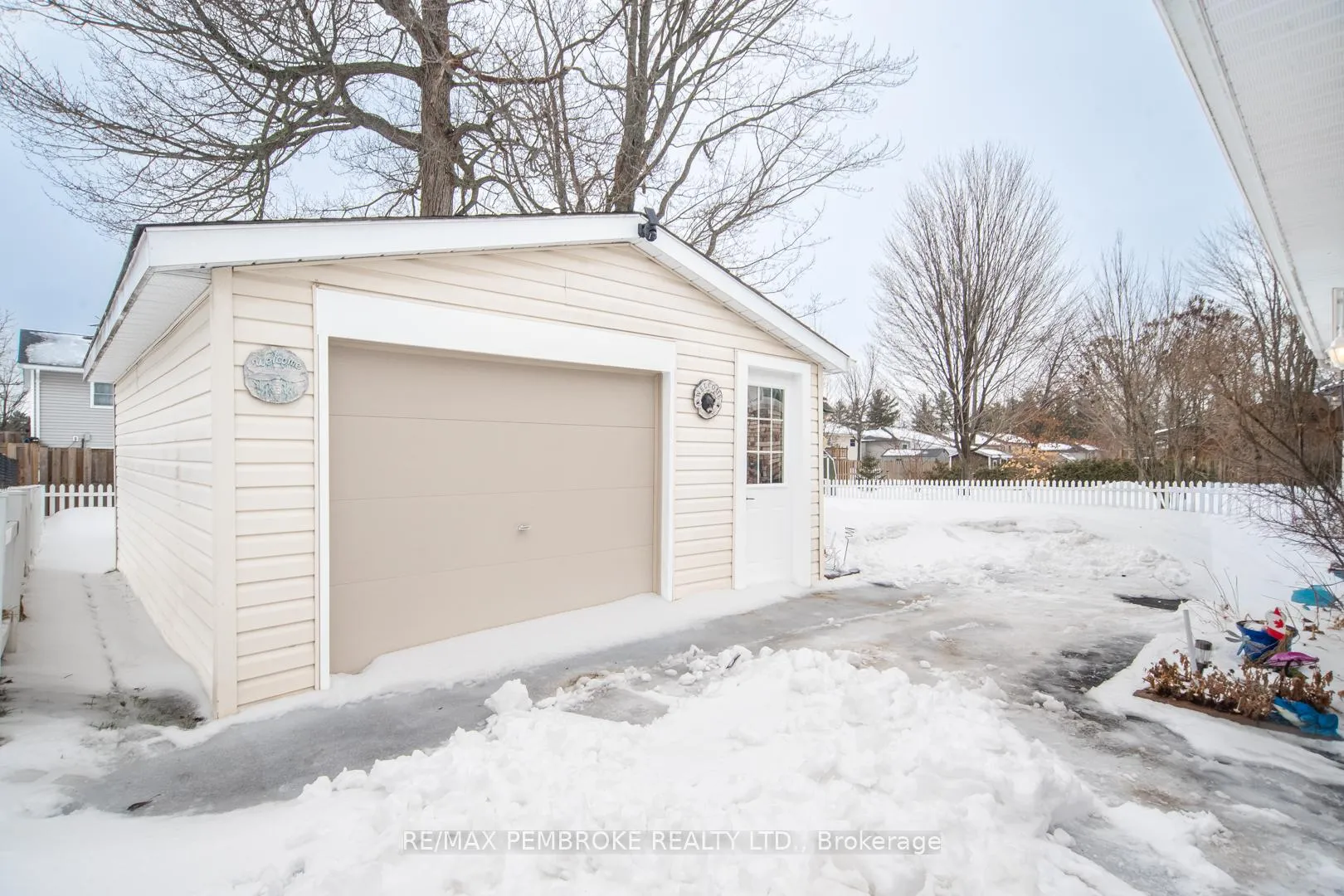 Photo 32 of 29 Lisa Crescent, Petawawa — HOMEH