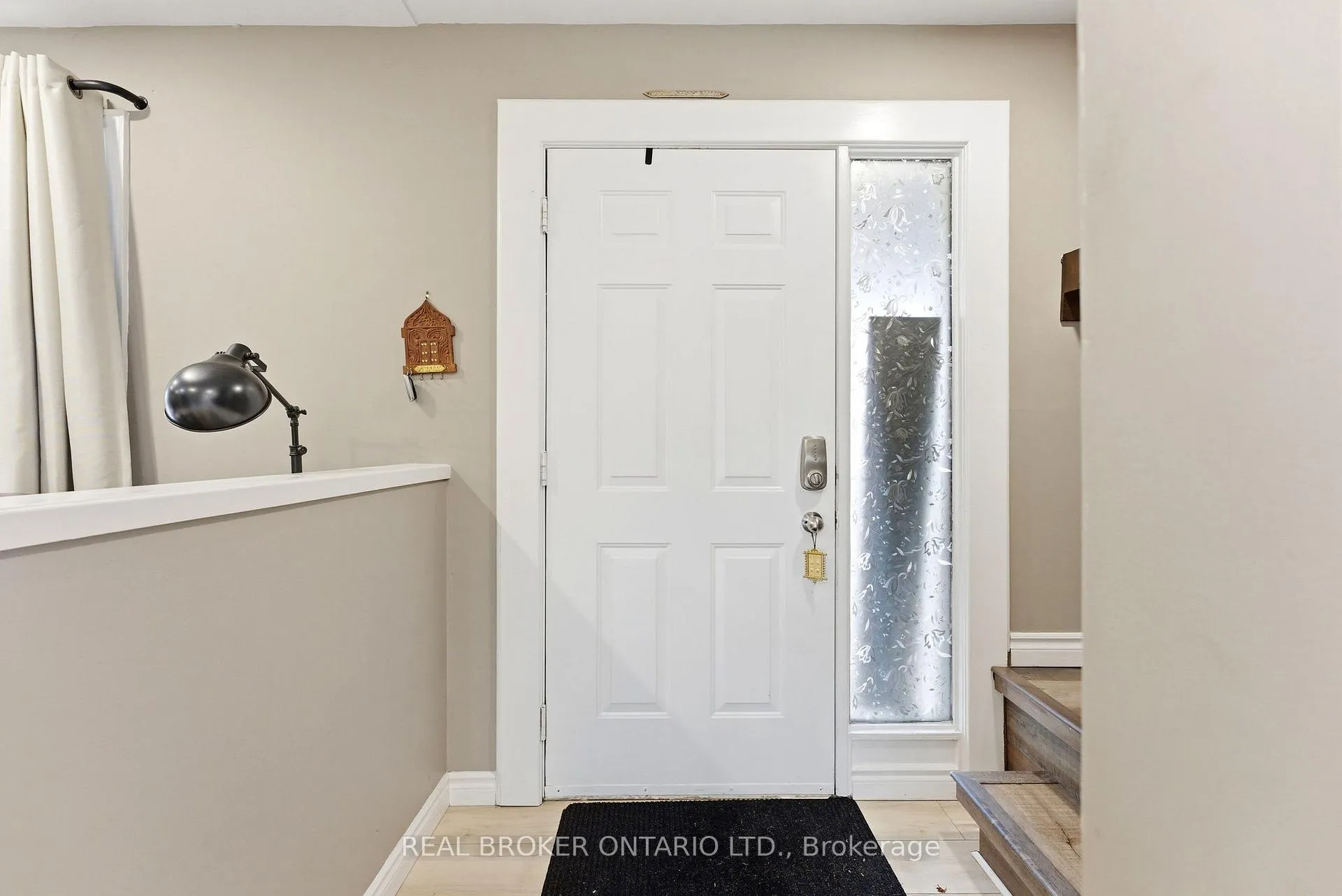Photo 4 of 300 Stonybrook Drive, Kitchener — HOMEH