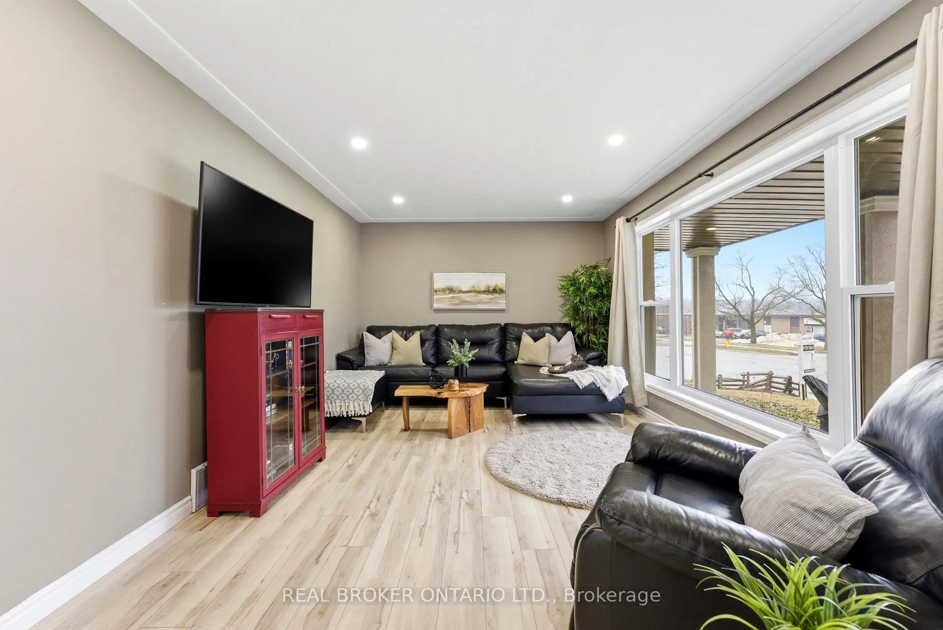 Photo 5 of 300 Stonybrook Drive, Kitchener — HOMEH