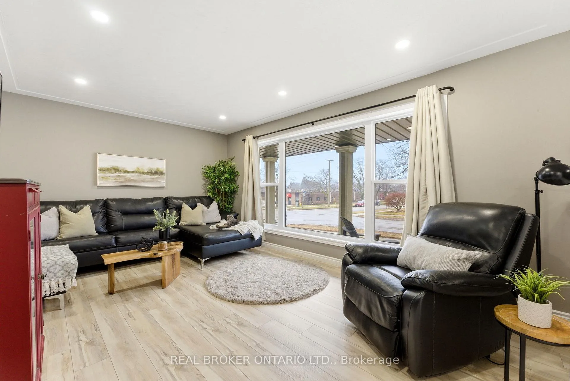 Photo 6 of 300 Stonybrook Drive, Kitchener — HOMEH
