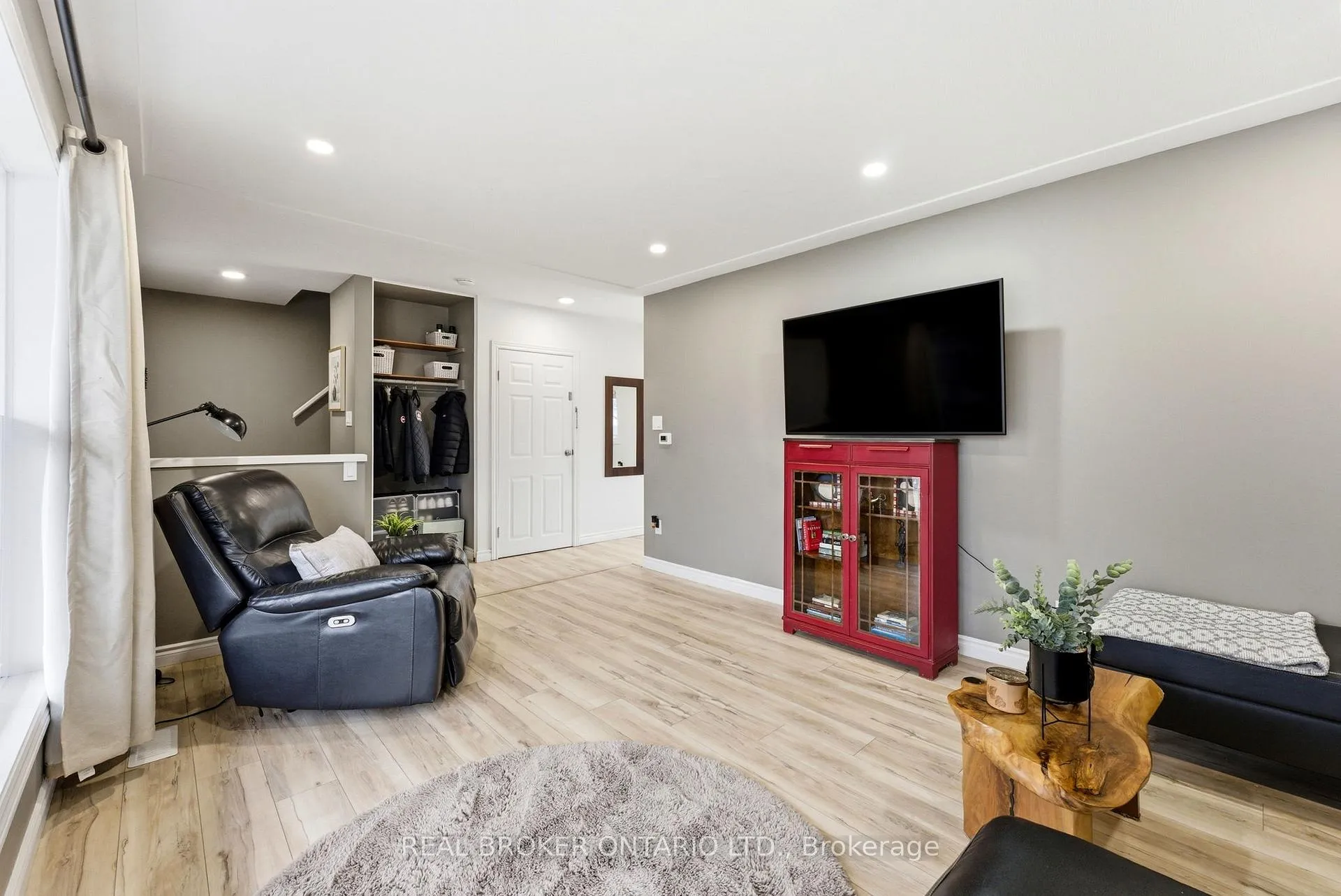 Photo 7 of 300 Stonybrook Drive, Kitchener — HOMEH
