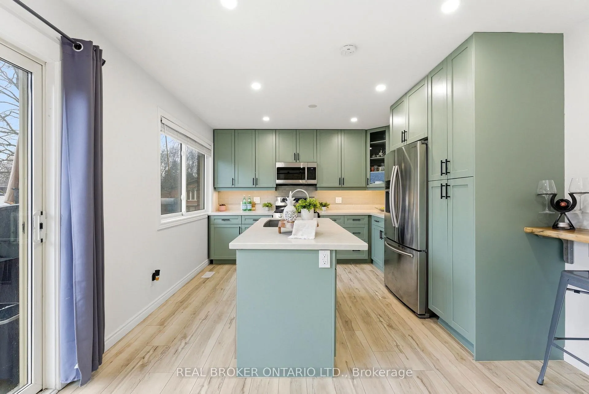 Photo 8 of 300 Stonybrook Drive, Kitchener — HOMEH