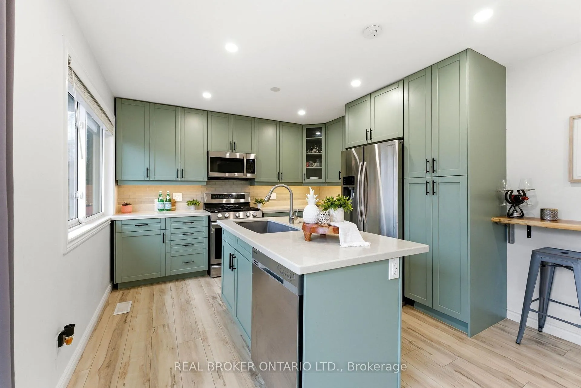 Photo 9 of 300 Stonybrook Drive, Kitchener — HOMEH