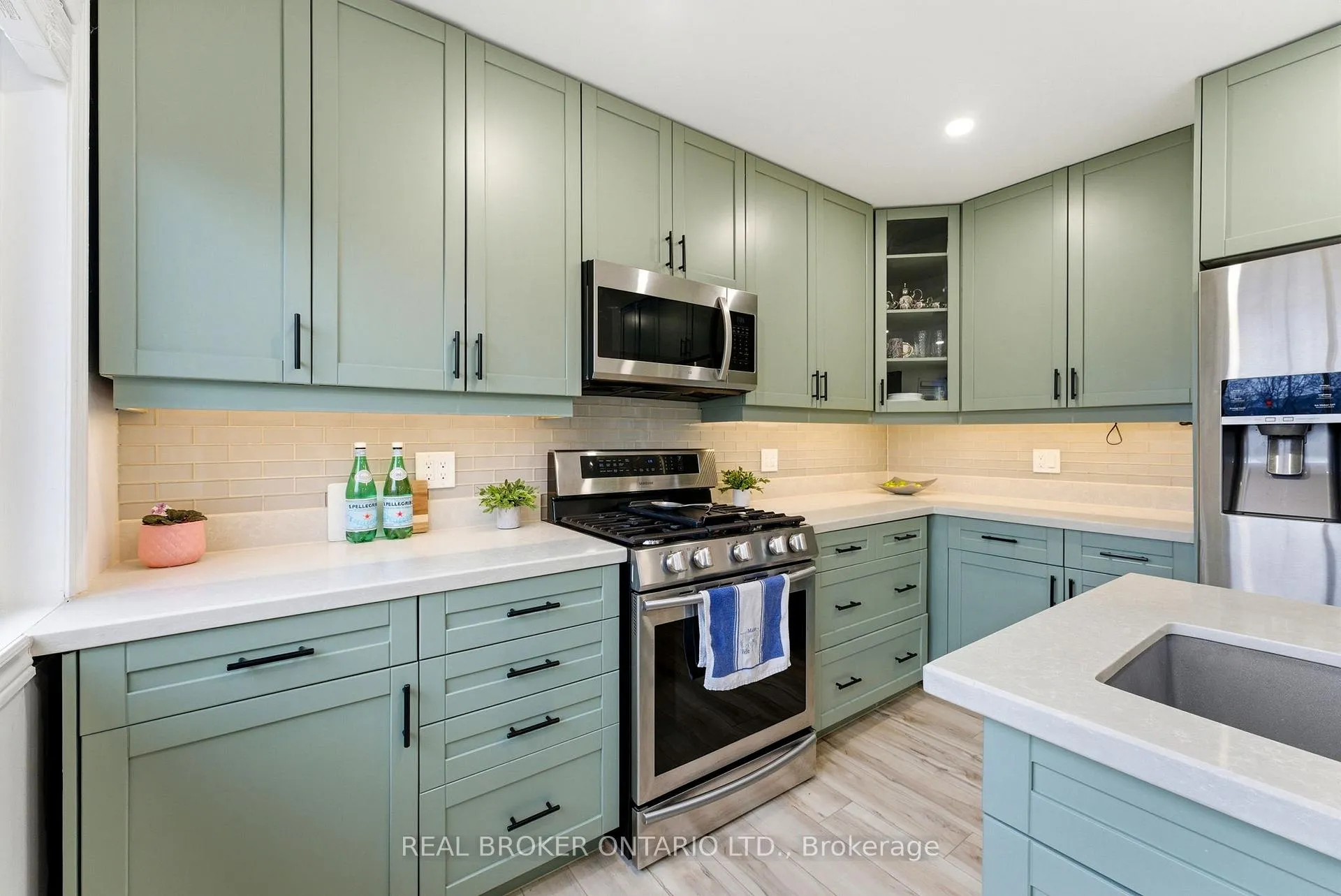 Photo 10 of 300 Stonybrook Drive, Kitchener — HOMEH