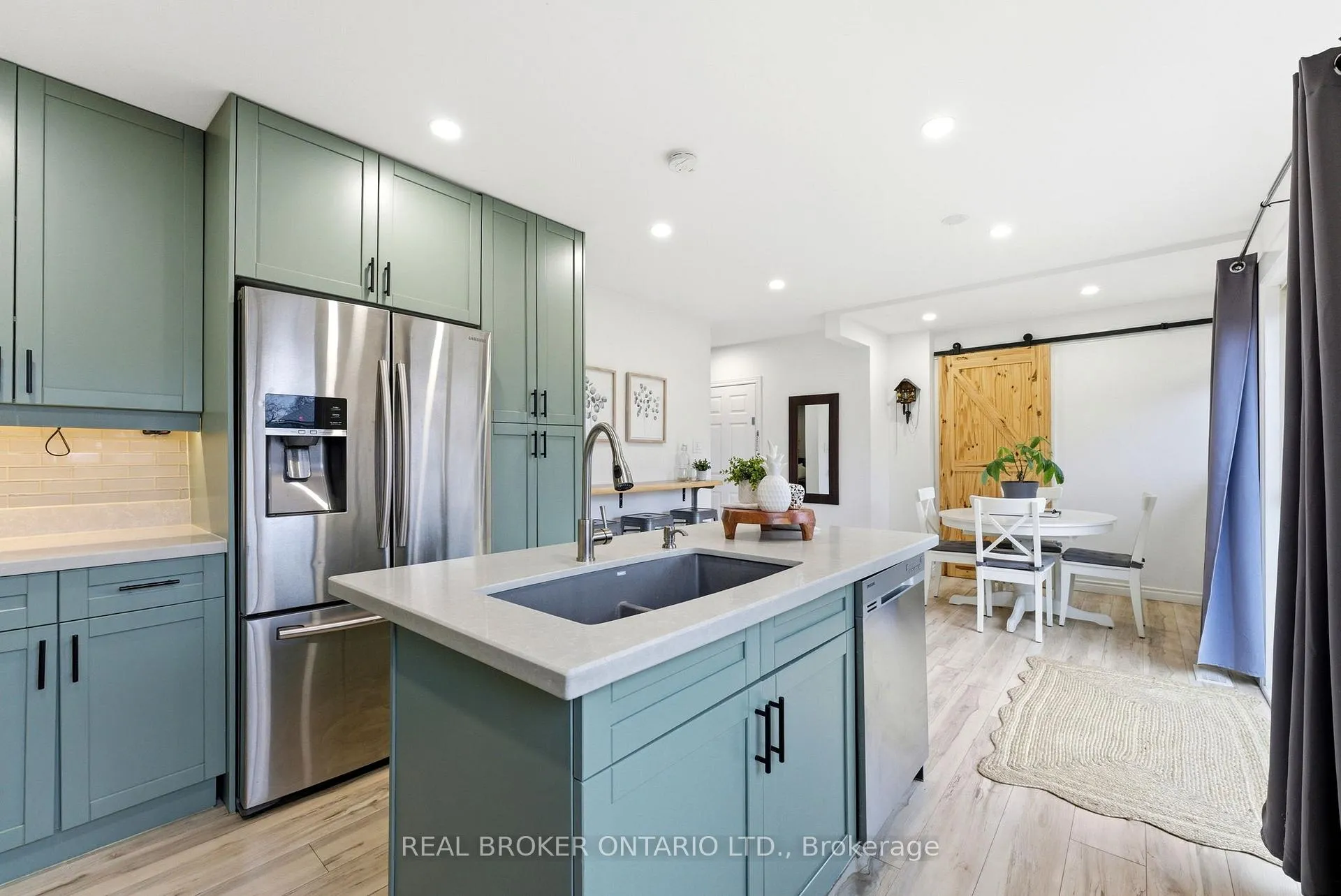 Photo 11 of 300 Stonybrook Drive, Kitchener — HOMEH