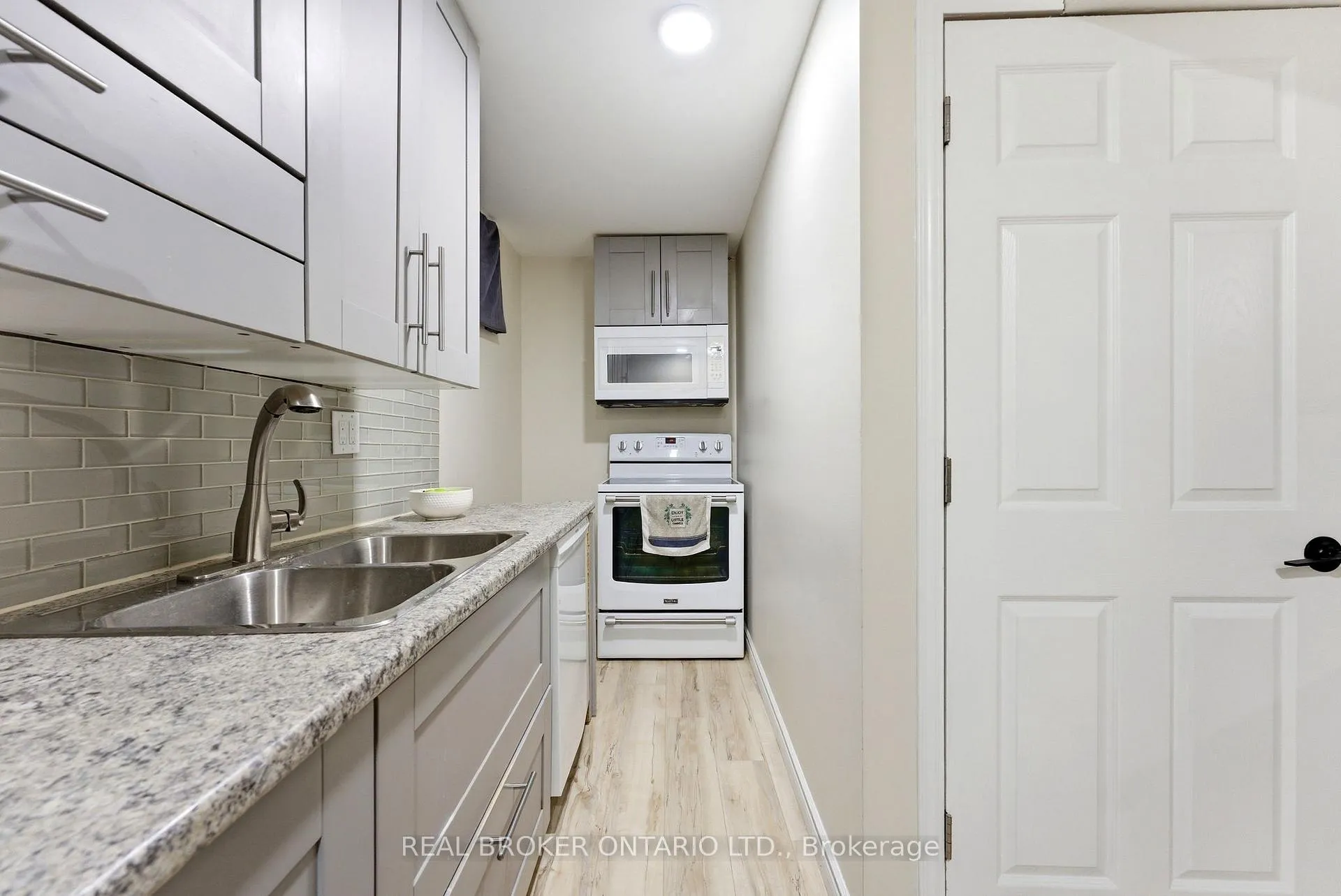 Photo 13 of 300 Stonybrook Drive, Kitchener — HOMEH