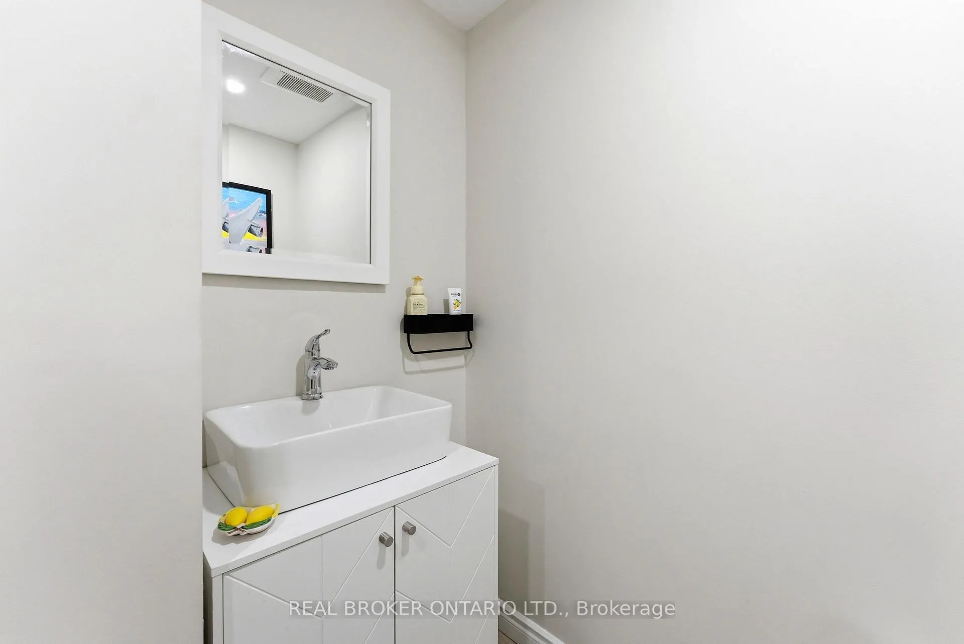 Photo 20 of 300 Stonybrook Drive, Kitchener — HOMEH