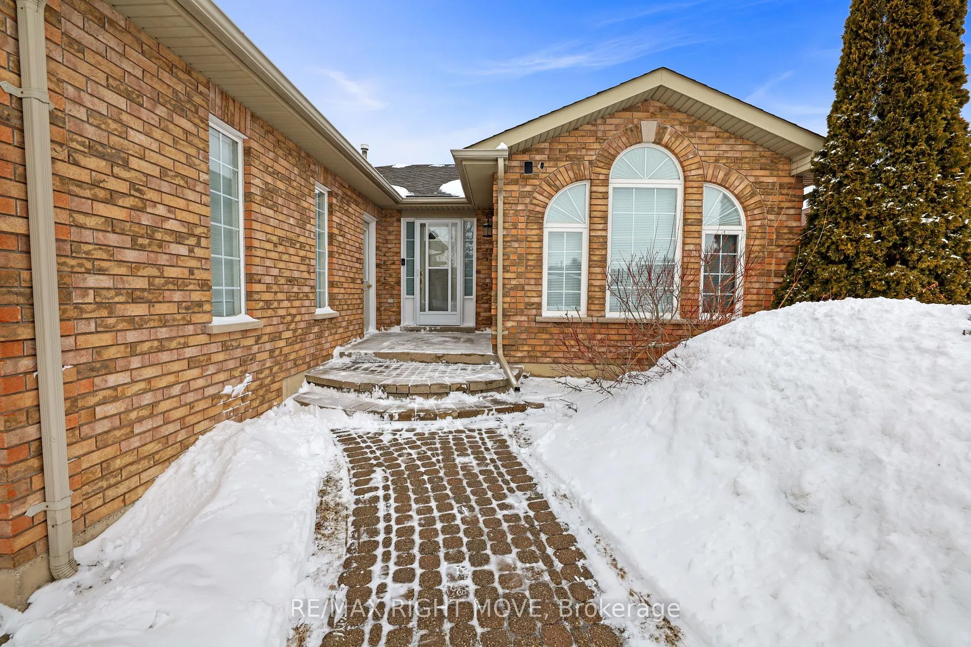 Photo 5 of 4 Carter Crescent, Orillia — HOMEH