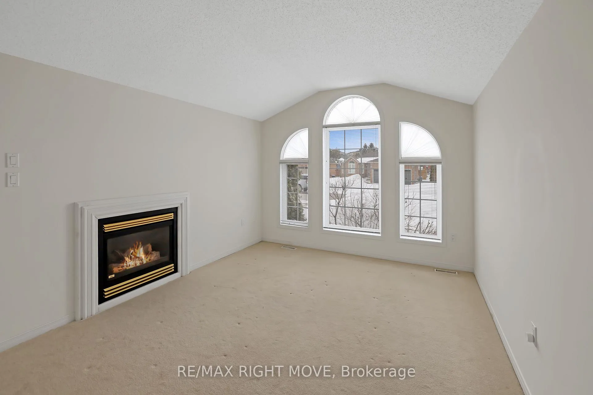 Photo 7 of 4 Carter Crescent, Orillia — HOMEH